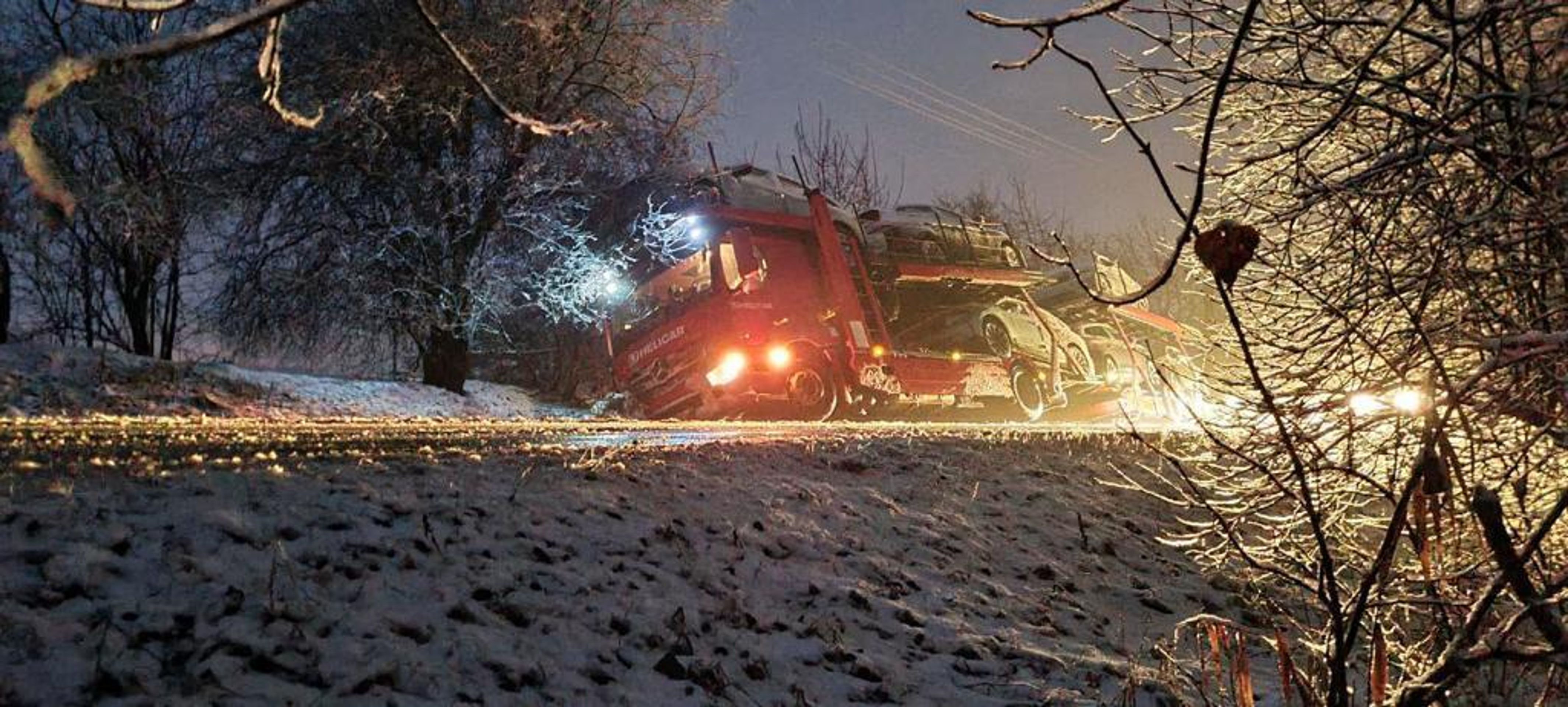Kamion na boku na Mělnicku - 3 - GALERIE: Na Mělnicku havarovalo nákladní auto (3/12)