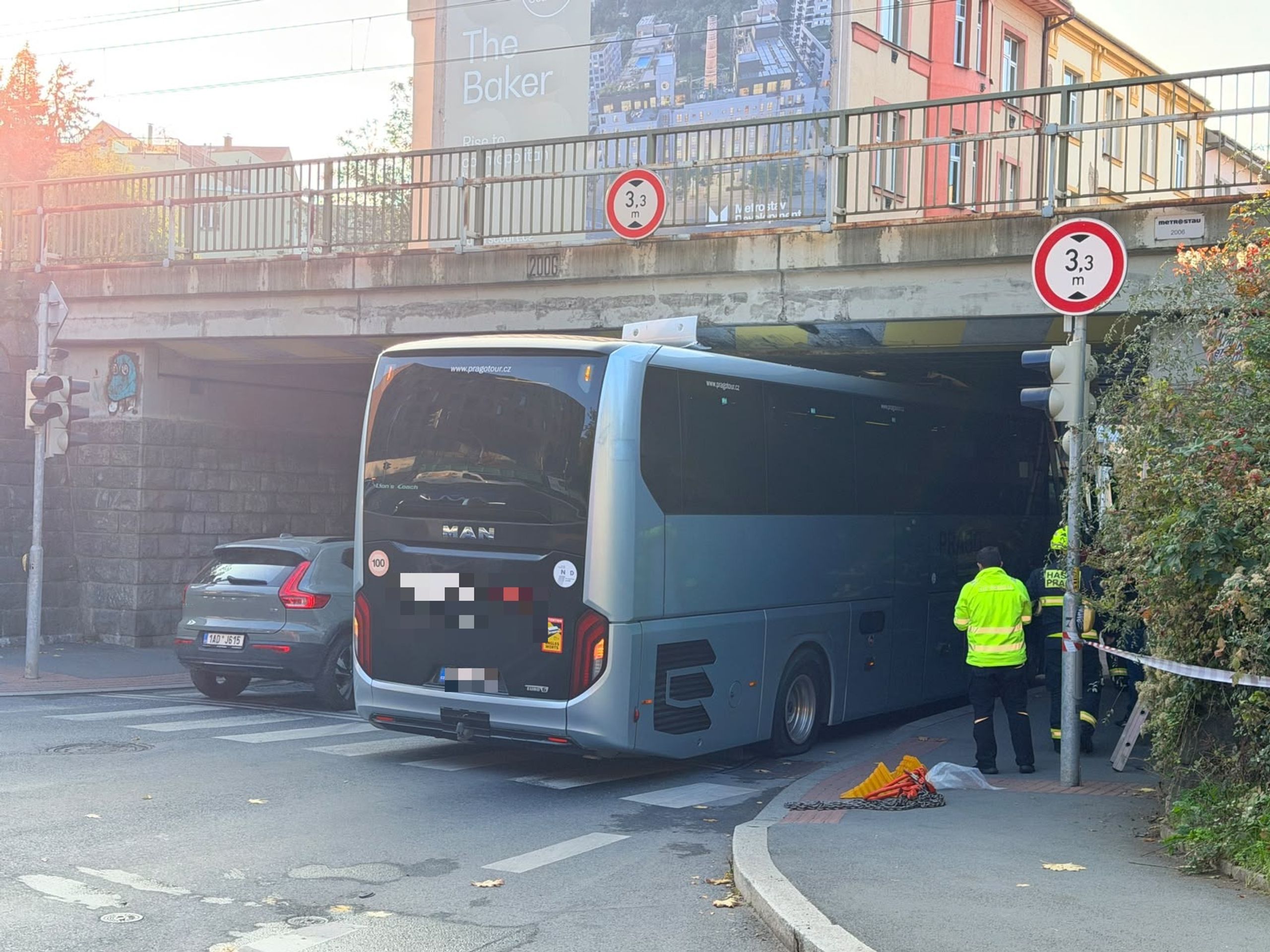 Zaseklý autobus v Praze - Autobus zaseklý pod mostem (2/4)