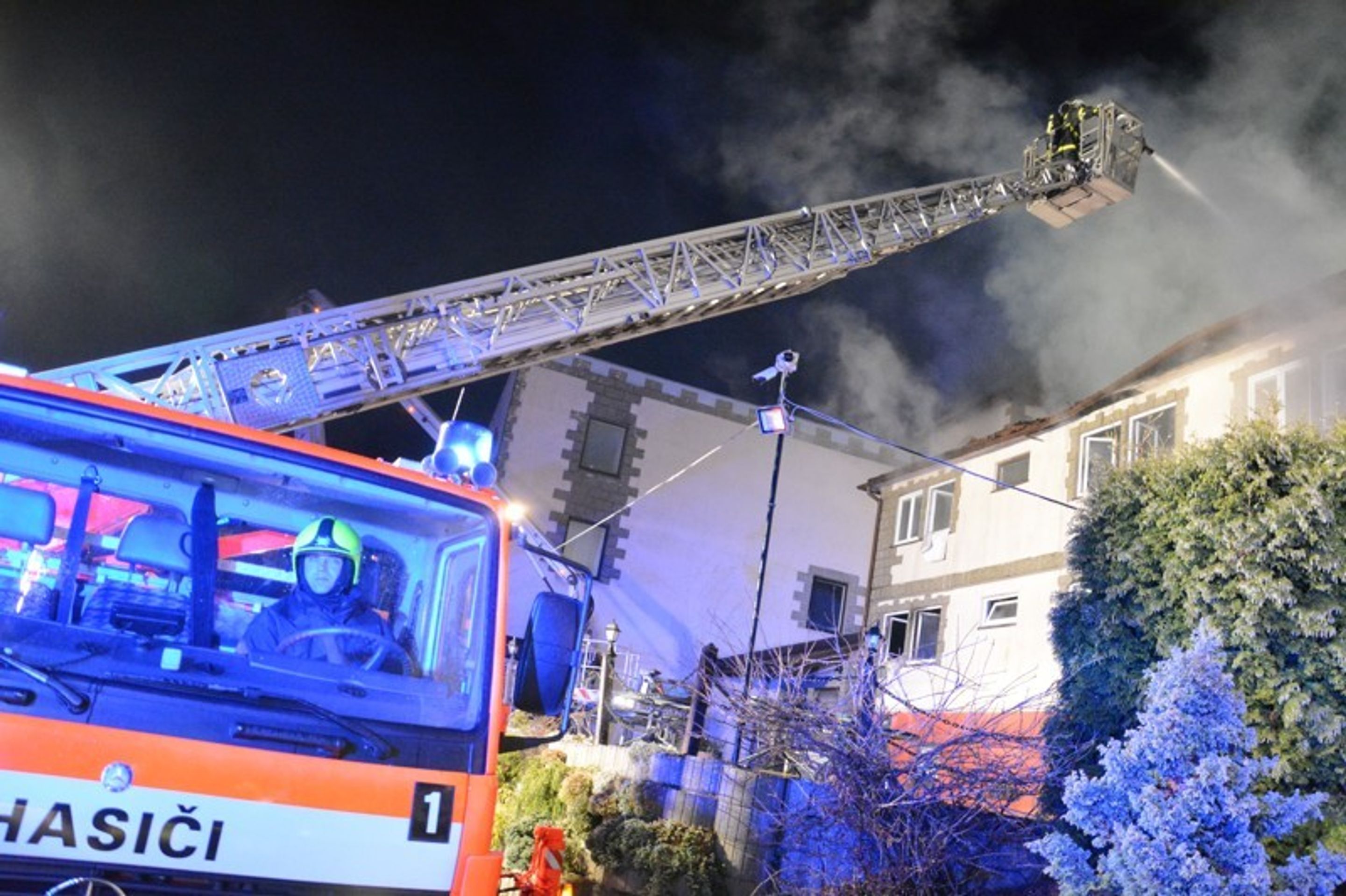 Požár hotelu Fridrich - 28 - GALERIE: Požár hotelu Fridrich v Těrlicku na Karvinsku (37/54)