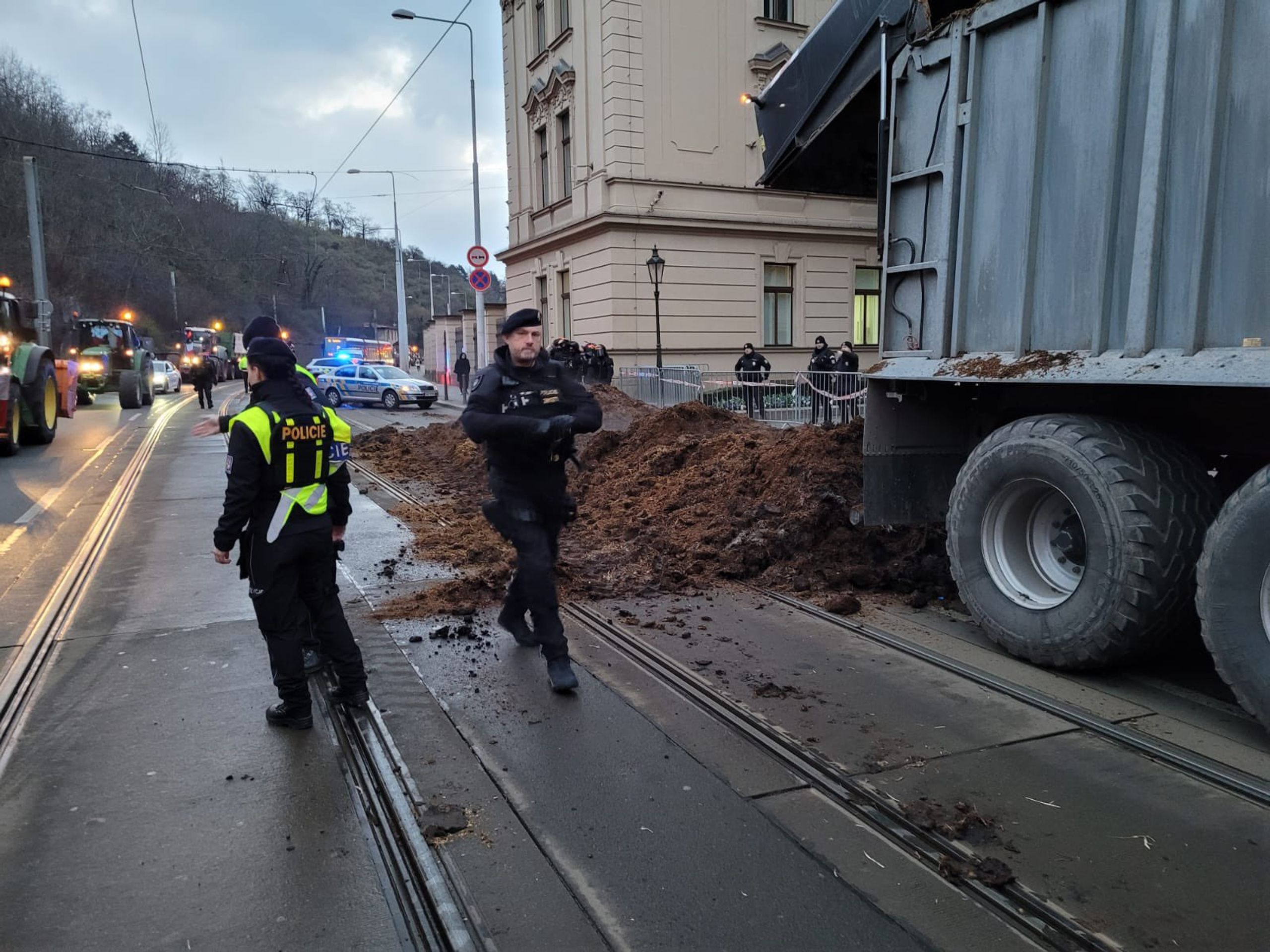 Zemědělci na nábřeží Edvarda Beneše vysypali hnůj - Protestující zemědělci v Praze (7/21)