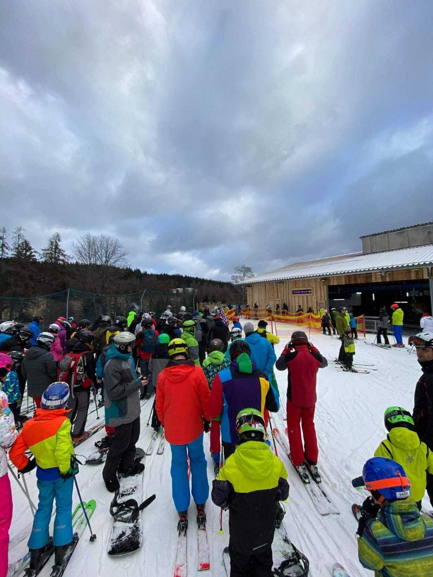 Skiareály - 1 - GALERIE: Lidé naposledy vyrazili na sjezdovky, od neděle zavírají (2/5)