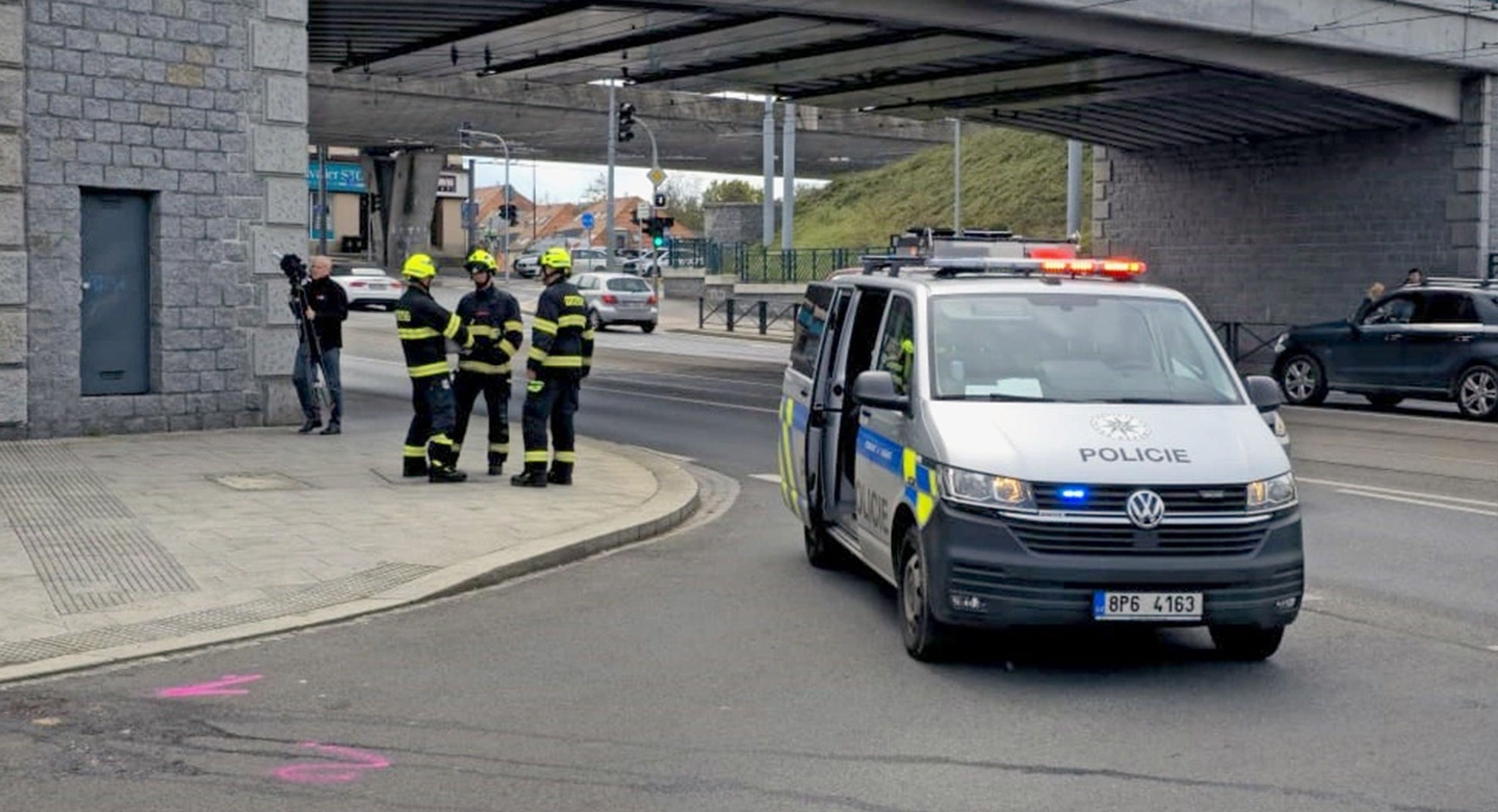 Autobus srazil ženu a přejel jí obě nohy (2) - Autobus srazil ženu a přejel jí obě nohy (3/5)