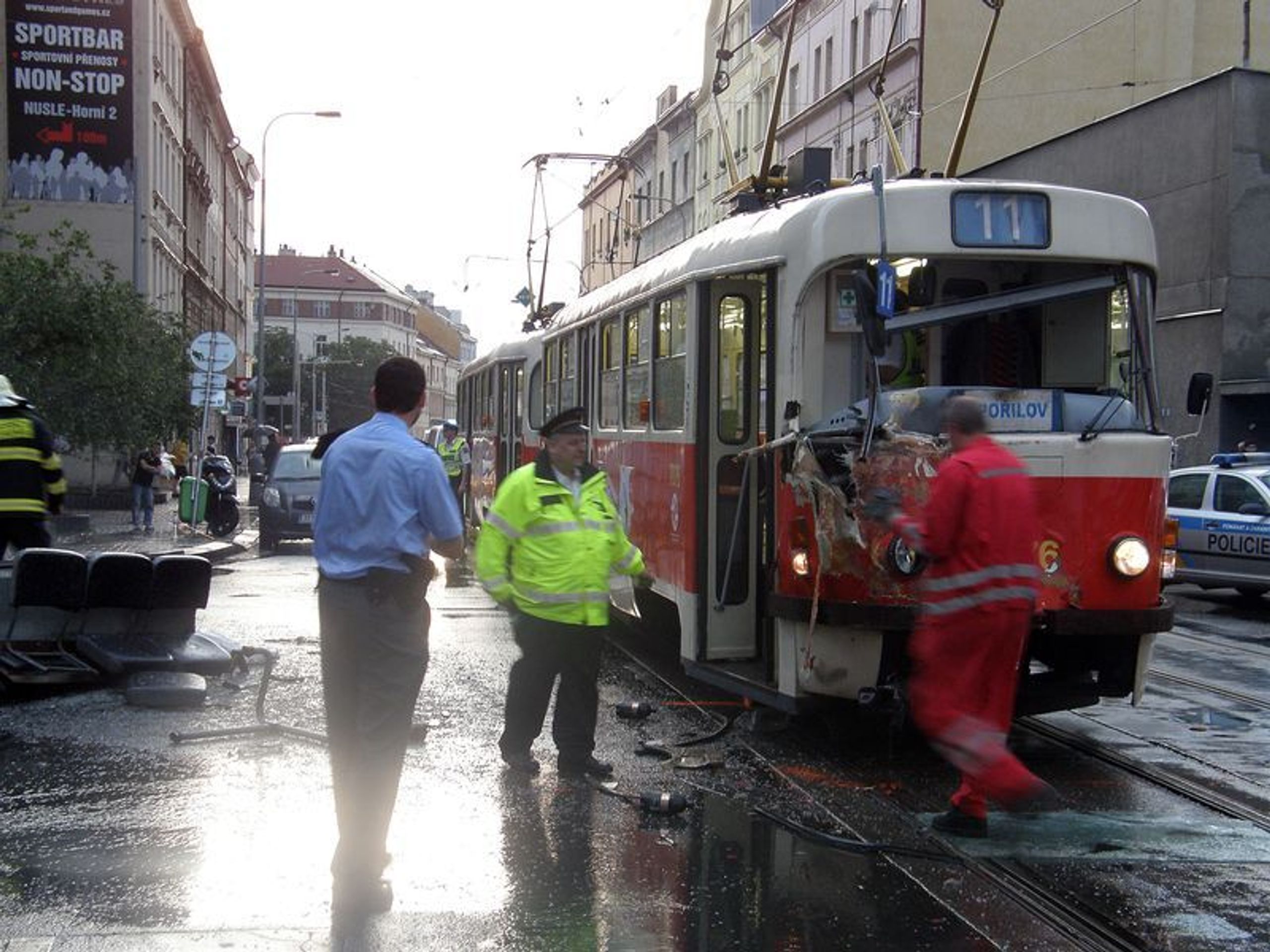 Srážka tramvaje a autobusu v pražských Nuslích - 3 - GALERIE: Srážka tramvaje a autobusu v pražských Nuslích (7/9)