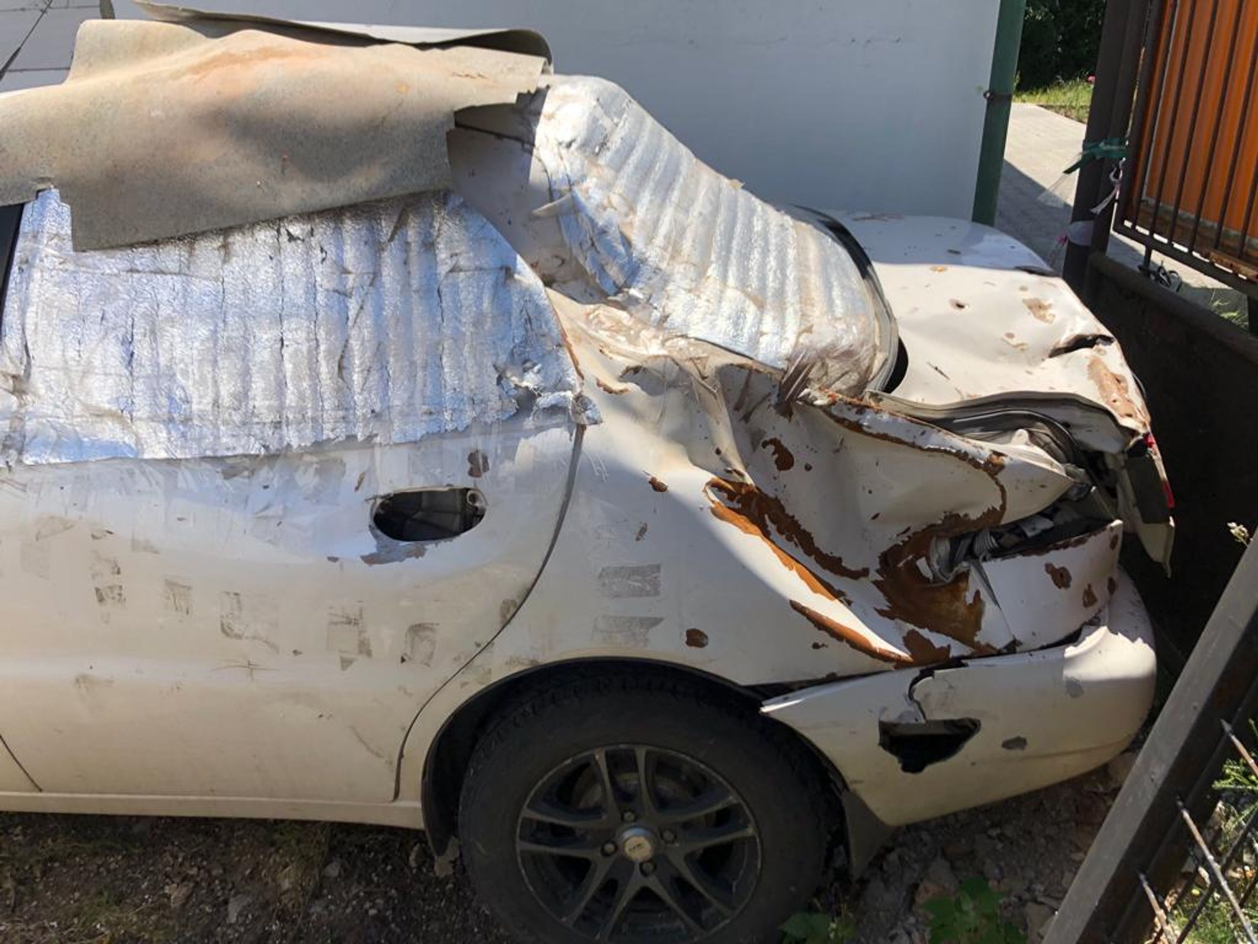 Prostřílené auto (2) - Prostřílené auto ukrajinských uprchlíků (1/5)