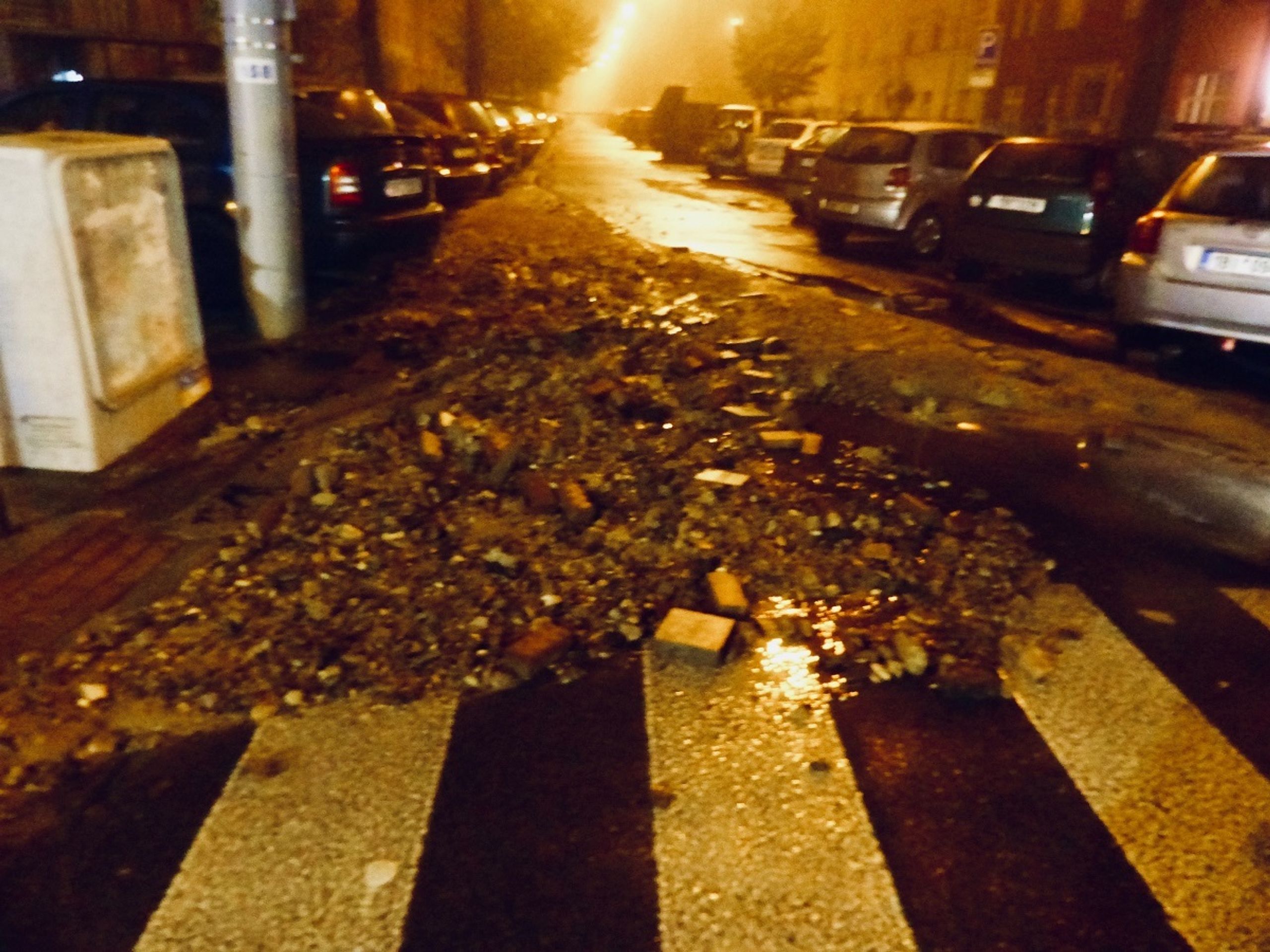 V Brně prasklo potrubí, voda zalila ulici - 8 - GALERIE: V Brně v noci prasklo vodovodní potrubí, ulici zalila voda (6/13)