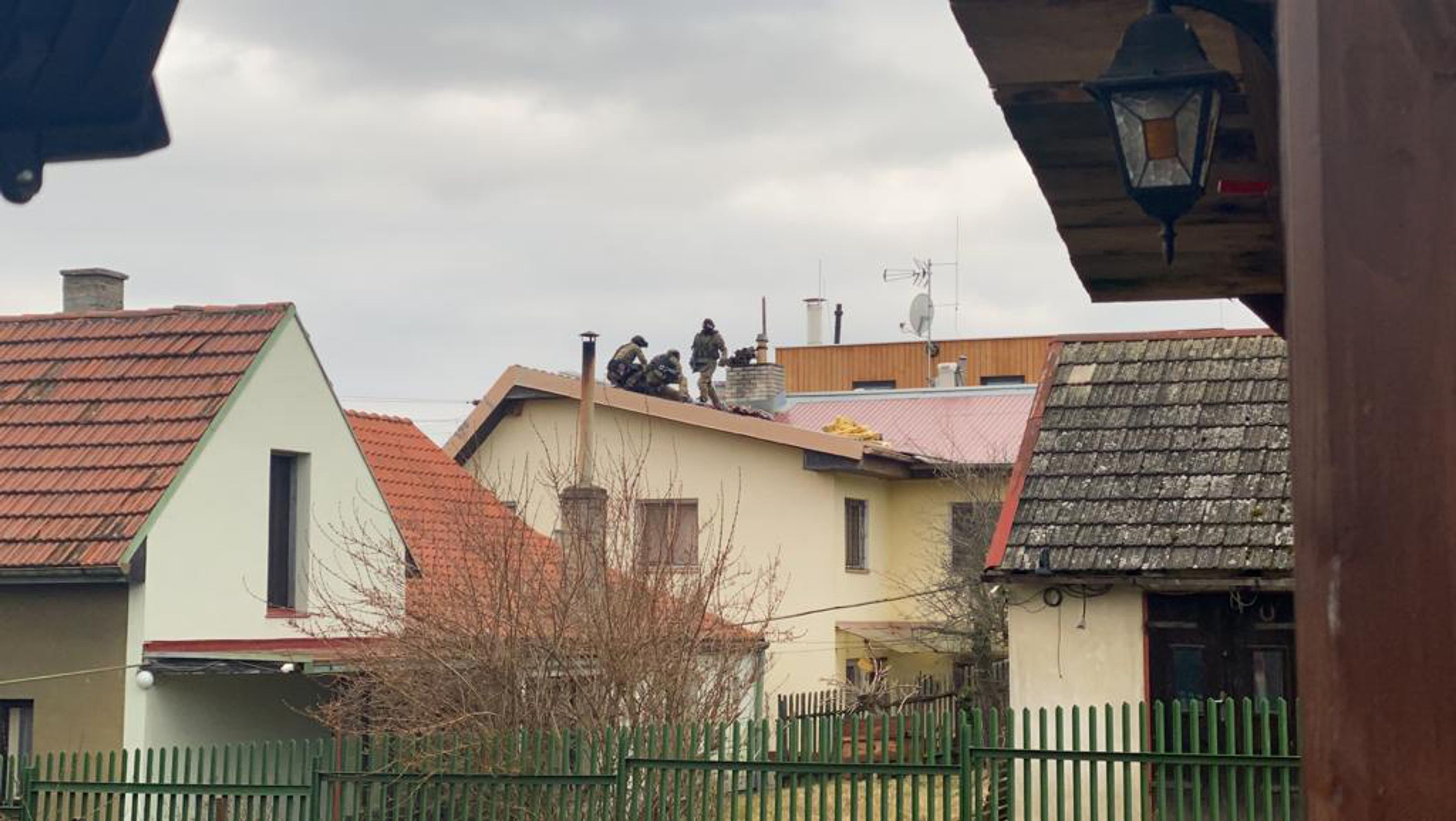 Muž na střeše v obci Kosoř - 5 - GALERIE: Útočník napadal rodiče, před policií utekl na střechu (5/13)