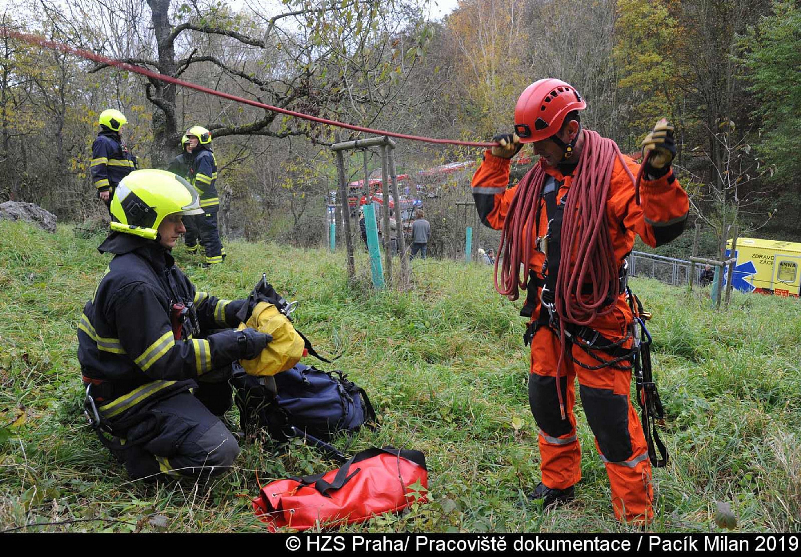 Muž uvízl na skále v Divoké Šárce - 6 - GALERIE: Muž uvízl na skále v Divoké Šárce (6/17)