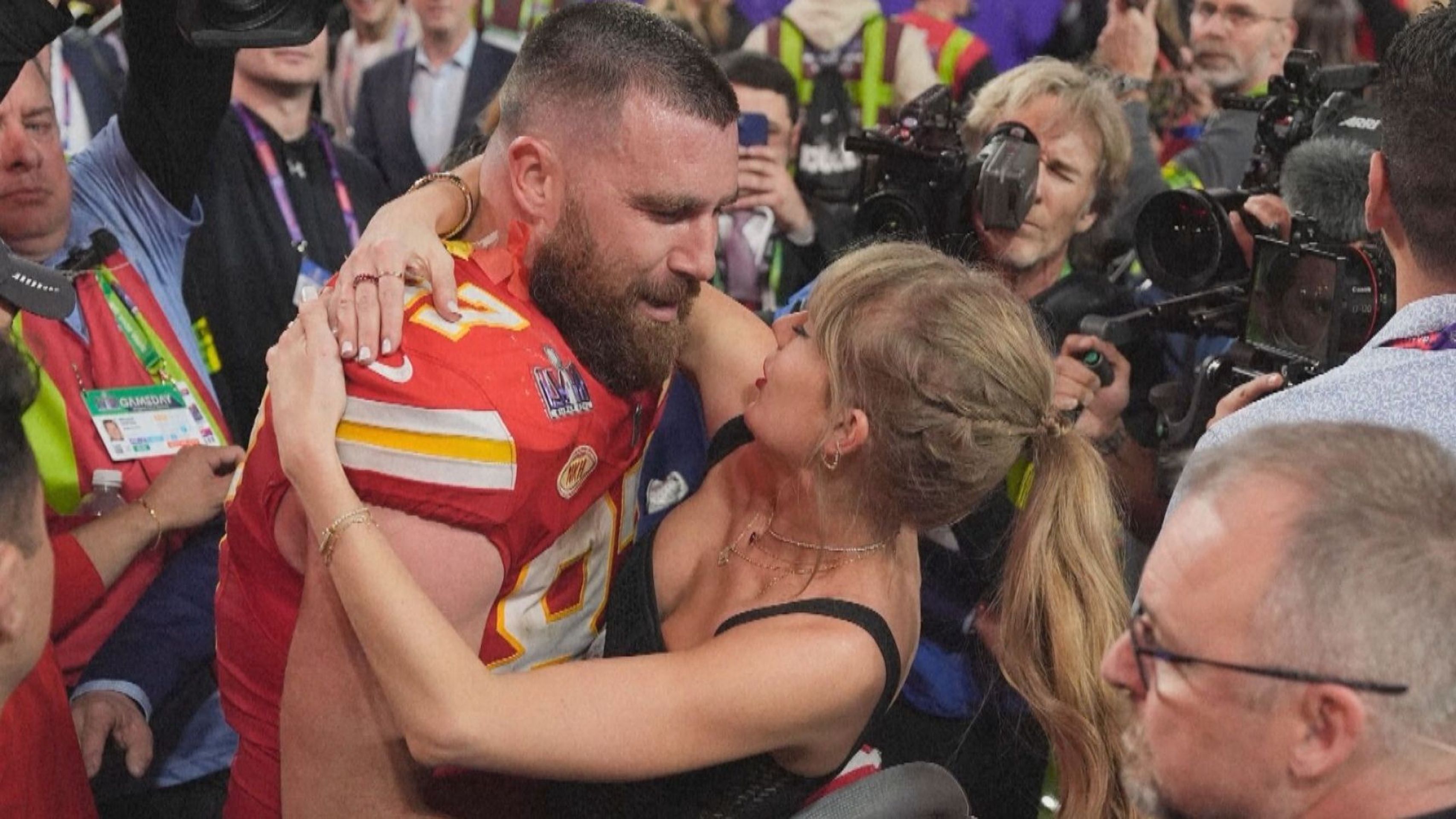 Travis Kelce a Taylor Swift na Super Bowlu - Taylor Swift (7/15)