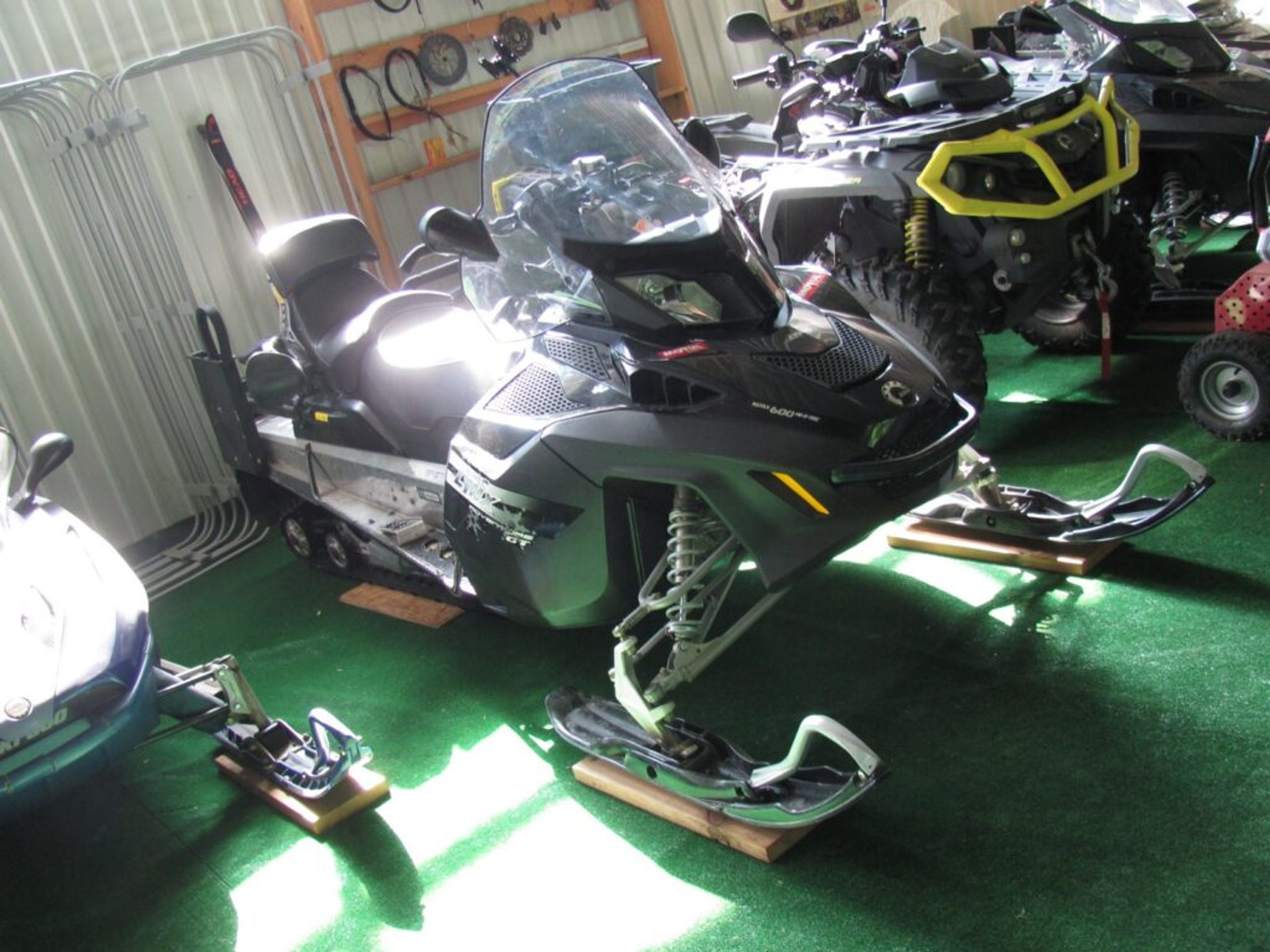 Sněžný skútr LYNX – Adv. Grand Tourer 600 – od 71 tisíc Kč - GALERIE: Levné skútry od horské služby (4/9)