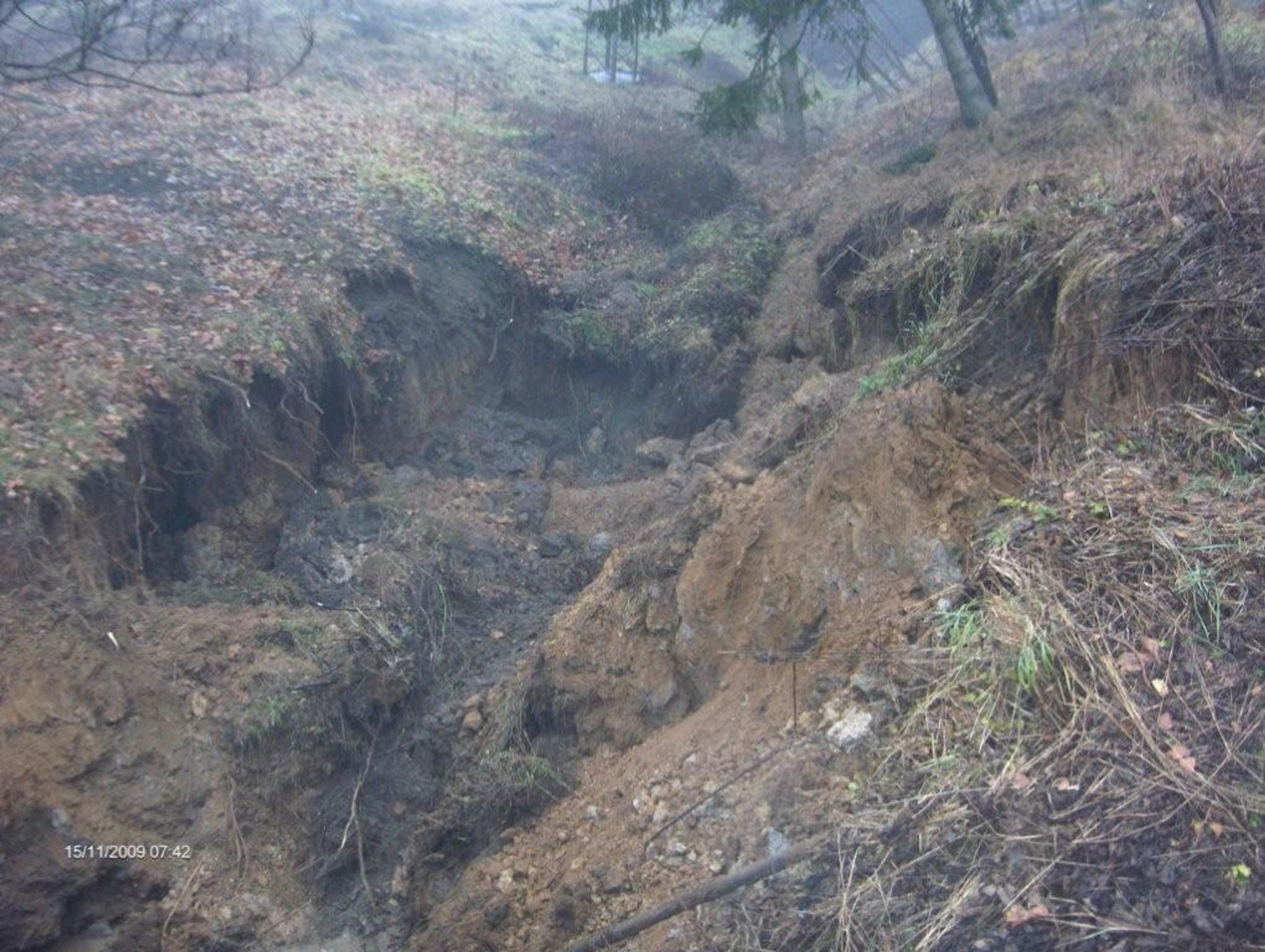 Kráter po zborceném tunelu v Mostech u Jablunkova - zdroj dobrovolní hasiči (SDH) Mosty u Jablunkova-9 - GALERIE: Propadlý tunel v Mostech u Jablunkova (14/15)