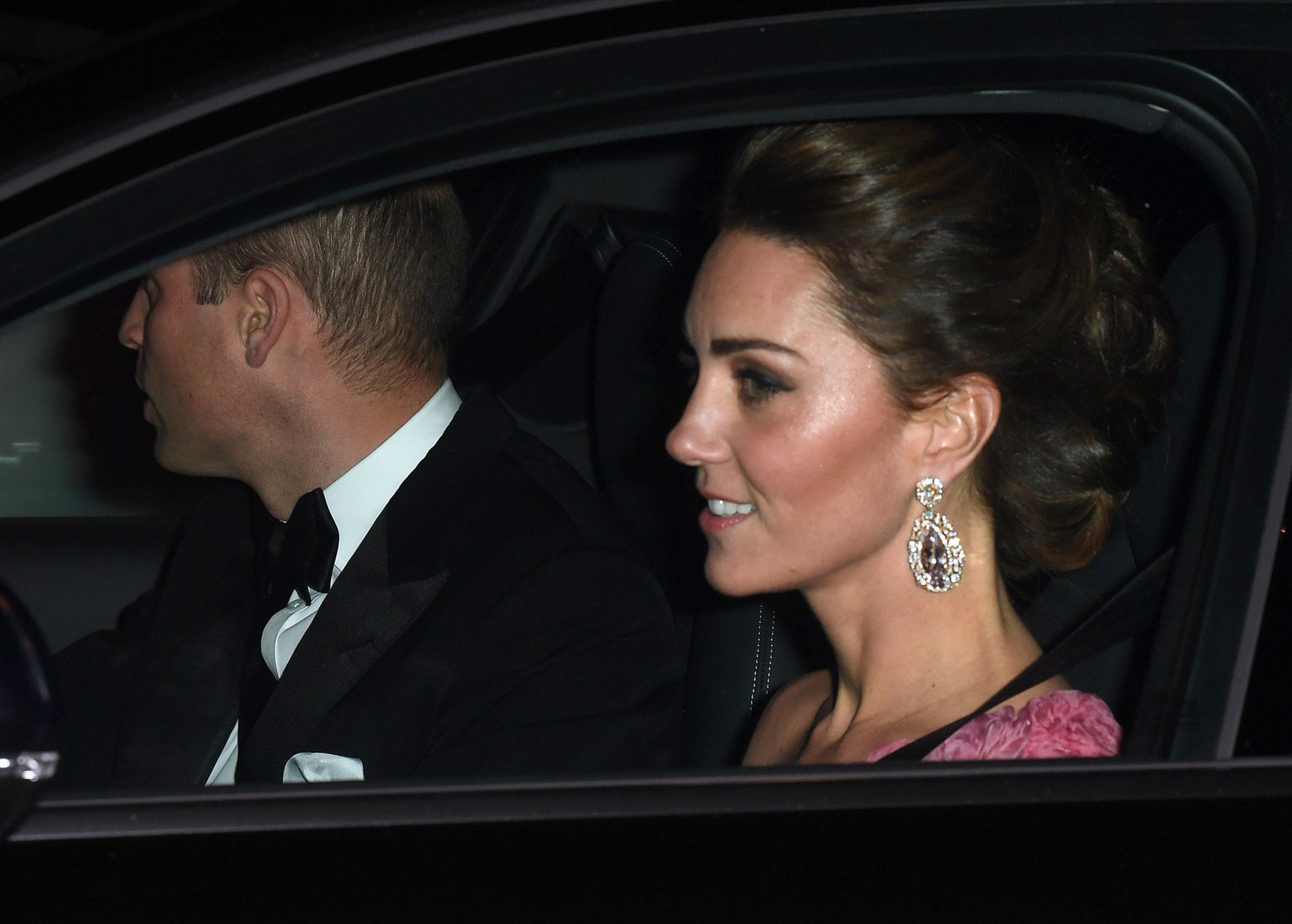 William a Kate přijeli pogratulovat princi Charlesovi - GALERIE: Rodina a blízcí přijeli pogratulovat princi Charlesovi (1/10)