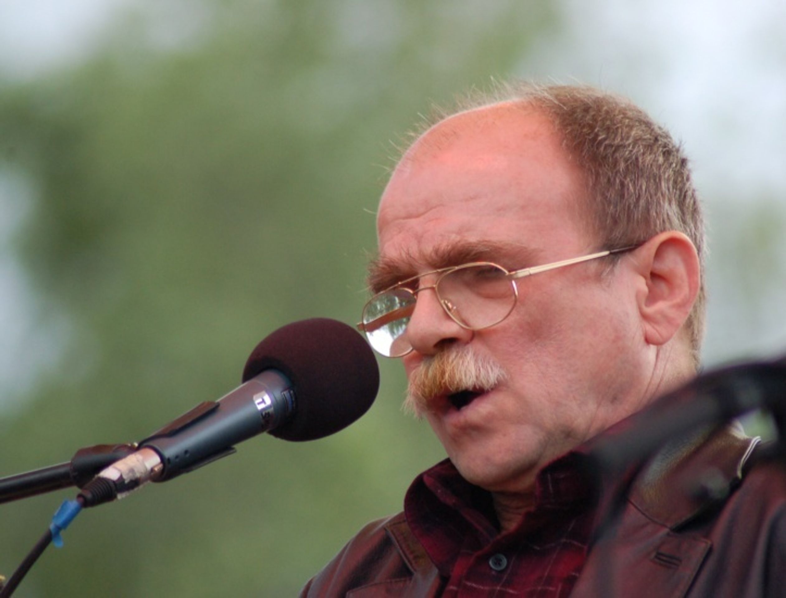 Na Rock for People překvapivě vystoupil i Jaroslav Uhlíř. Od začátku do konce s ním zpívala zaplněná louka.  - Ani s kostrou na pódiu moc parády nenadělali - fotogalerie (14/15)