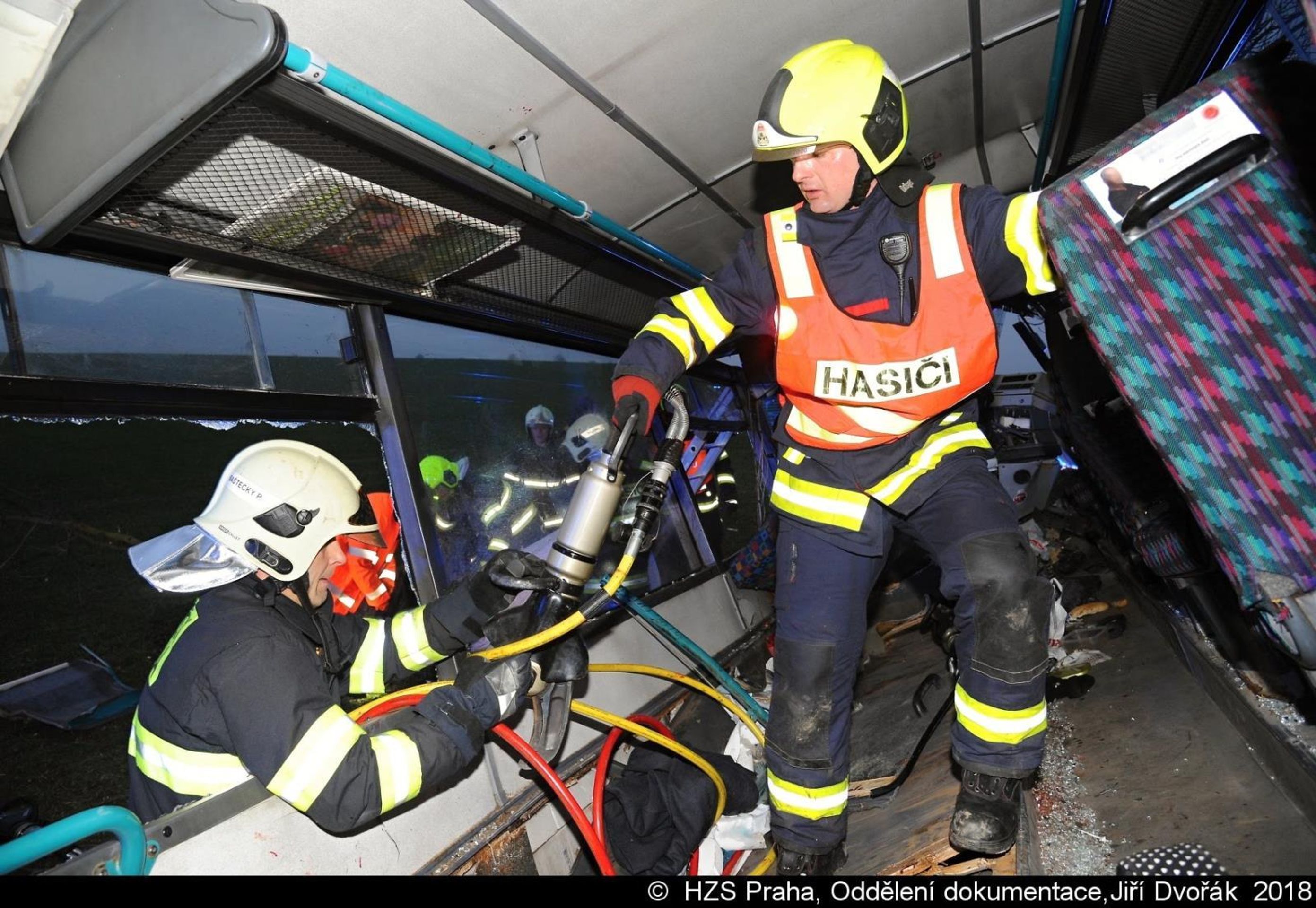 Hororová nehoda autobusu ve Středočeském kraji - 7 - GALERIE: Tragická nehoda autobusu u Horoměřic (10/16)