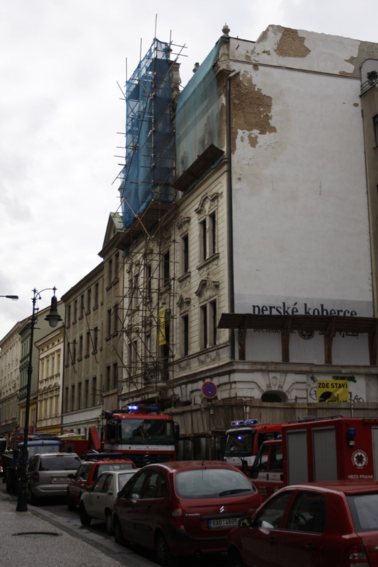 V Soukenické ulici se zřítil dům-2 - Fotogalerie: Spadlý dům v Soukenické ulici (7/25)