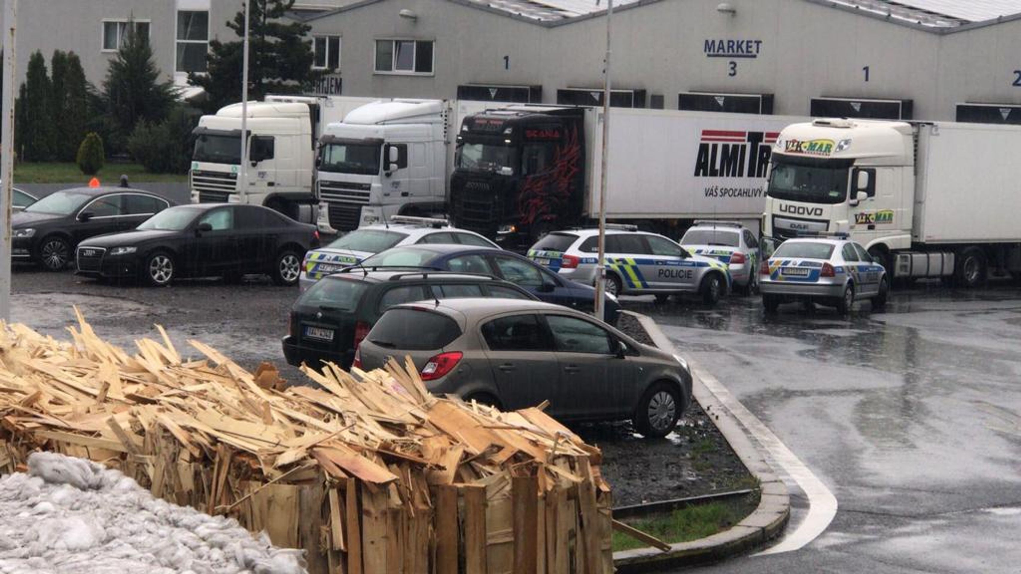 V kamionu v Praze objevili čtyři uprchlíky - GALERIE: V pražských Řeporyjích našli v kamionu čtyři Afghánce (1/3)