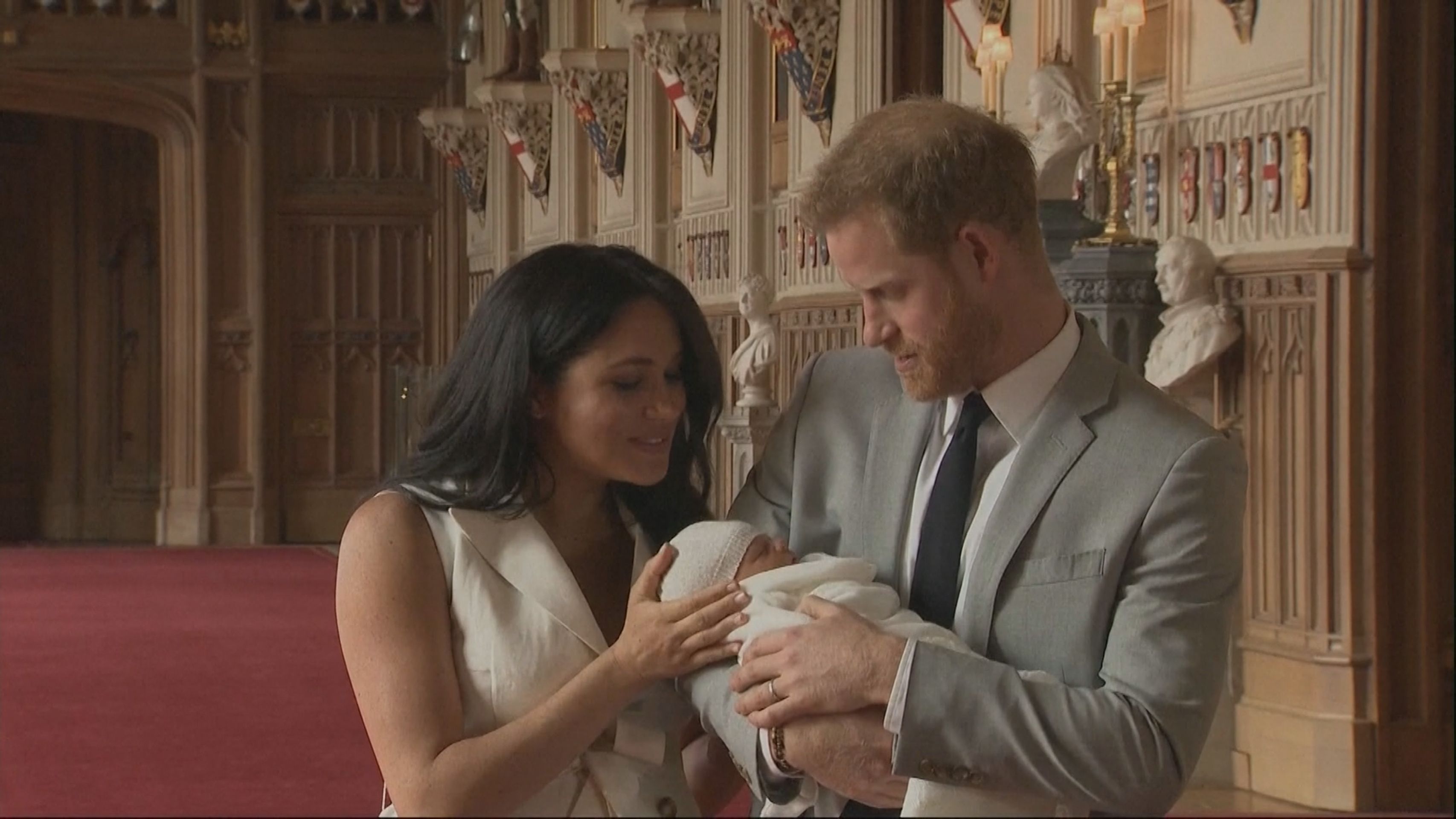 Meghan a Harry ukazují svého potomka - GALERIE: Vévodkyně Meghan a princ Harry ukázali svého syna (6/6)