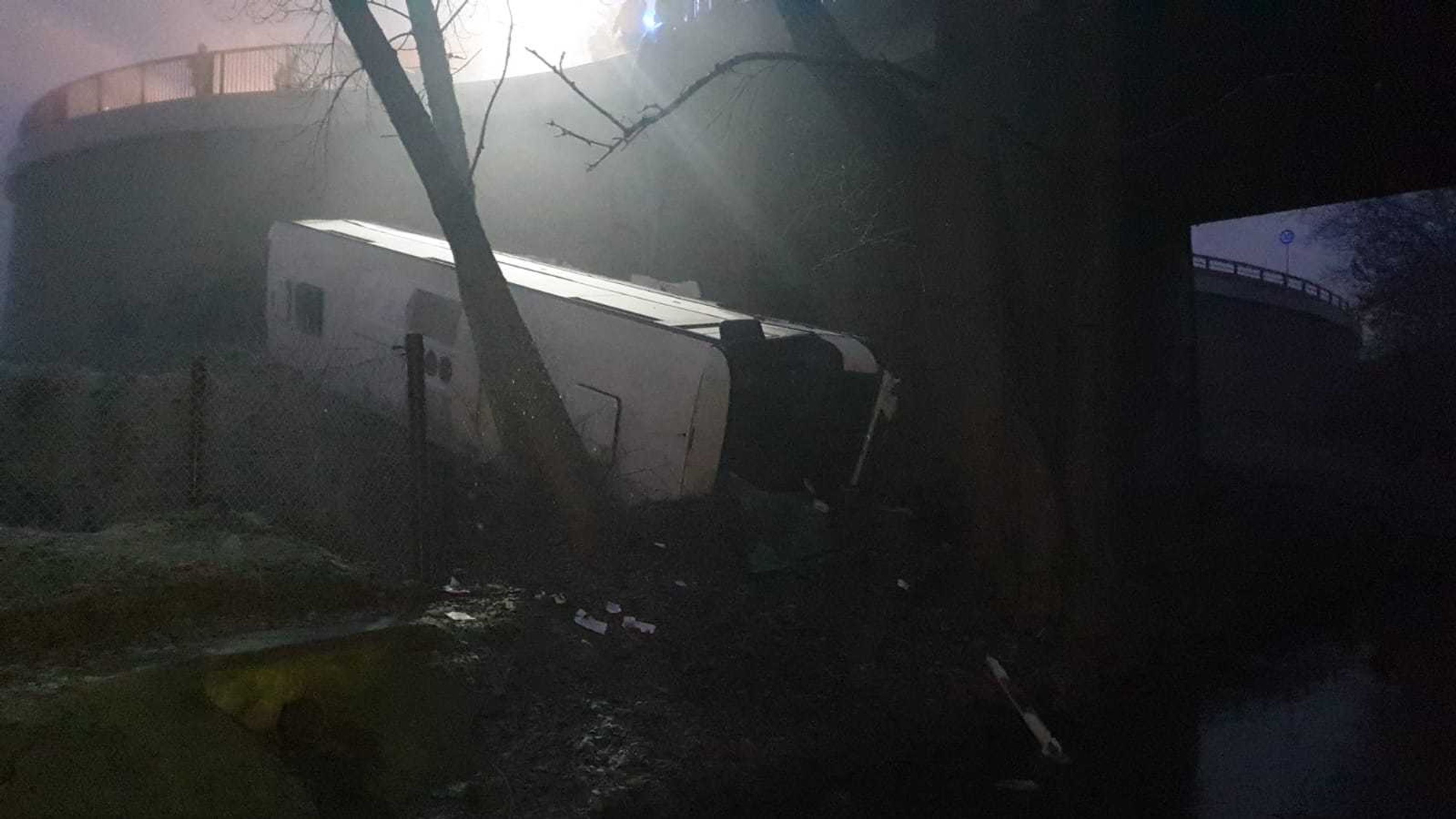 Vážná nehoda autobusu v Mělníku - 3 - GALERIE: V Mělníku se zřítil autobus z mostu (3/9)