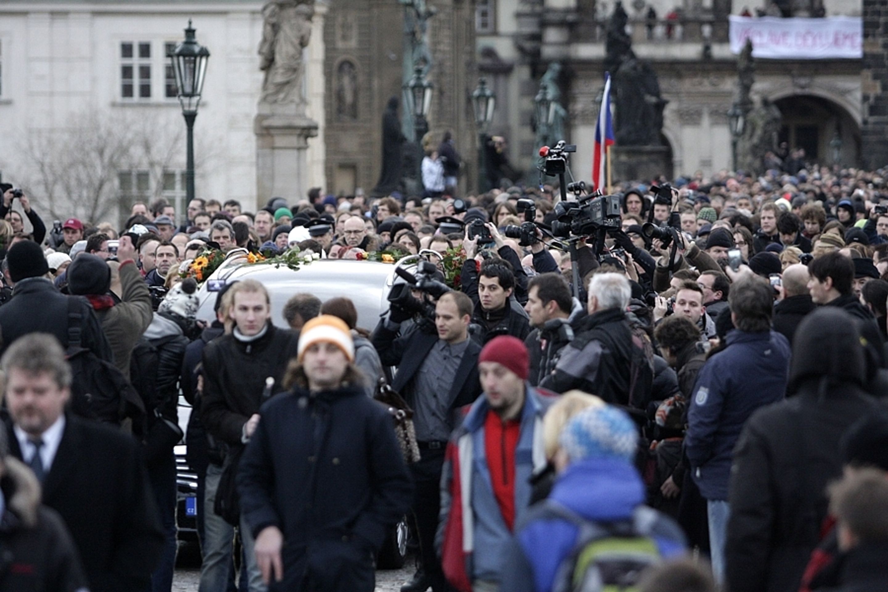 Průvod s rakví Václava Havla - 3 - GALERIE: Smuteční průvod za Václava Havla (27/28)