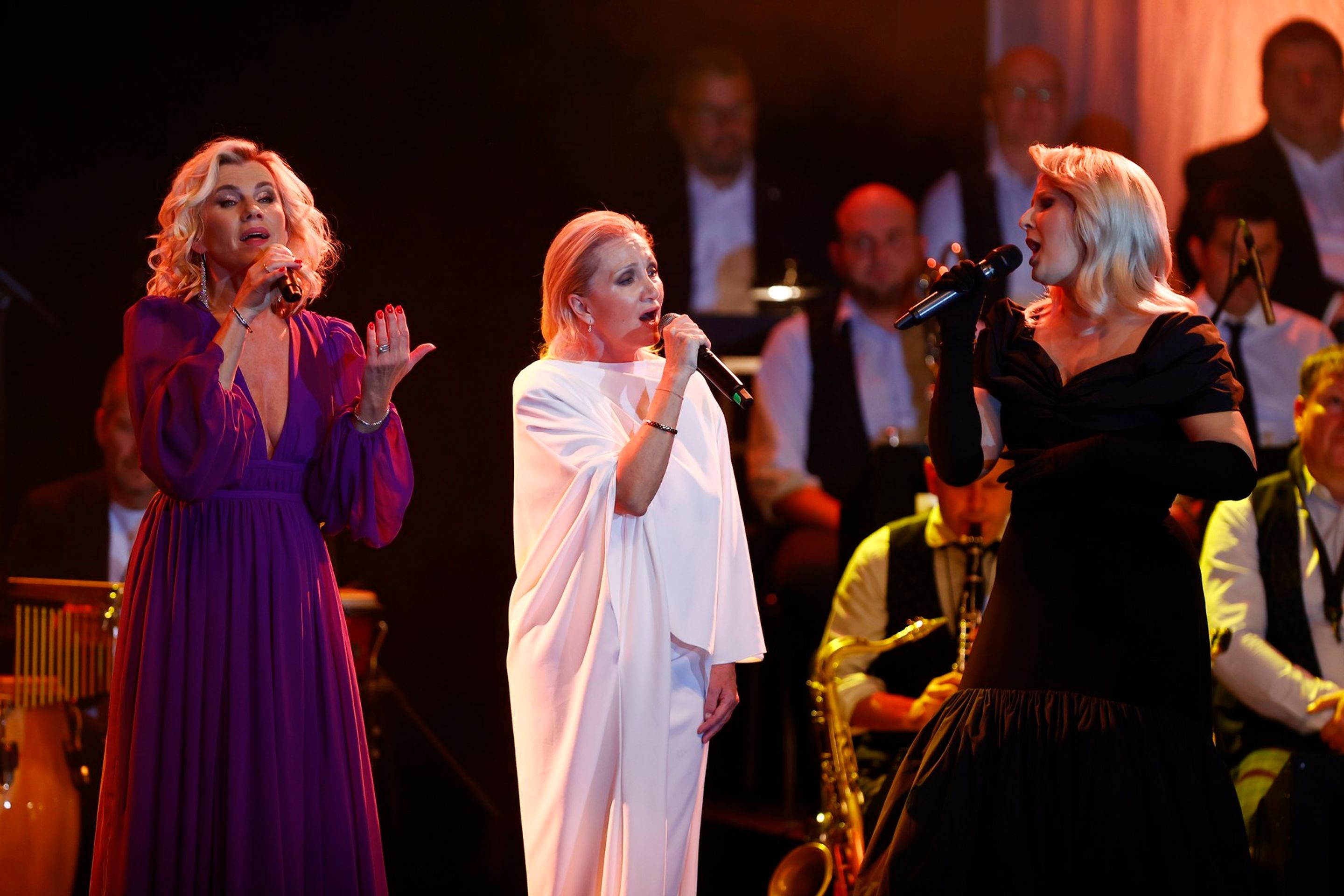 Zleva Leona Machálková, Bára Basiková a Tereza Černochová, 1. 11. 2023 - Bára Basiková (3/6)