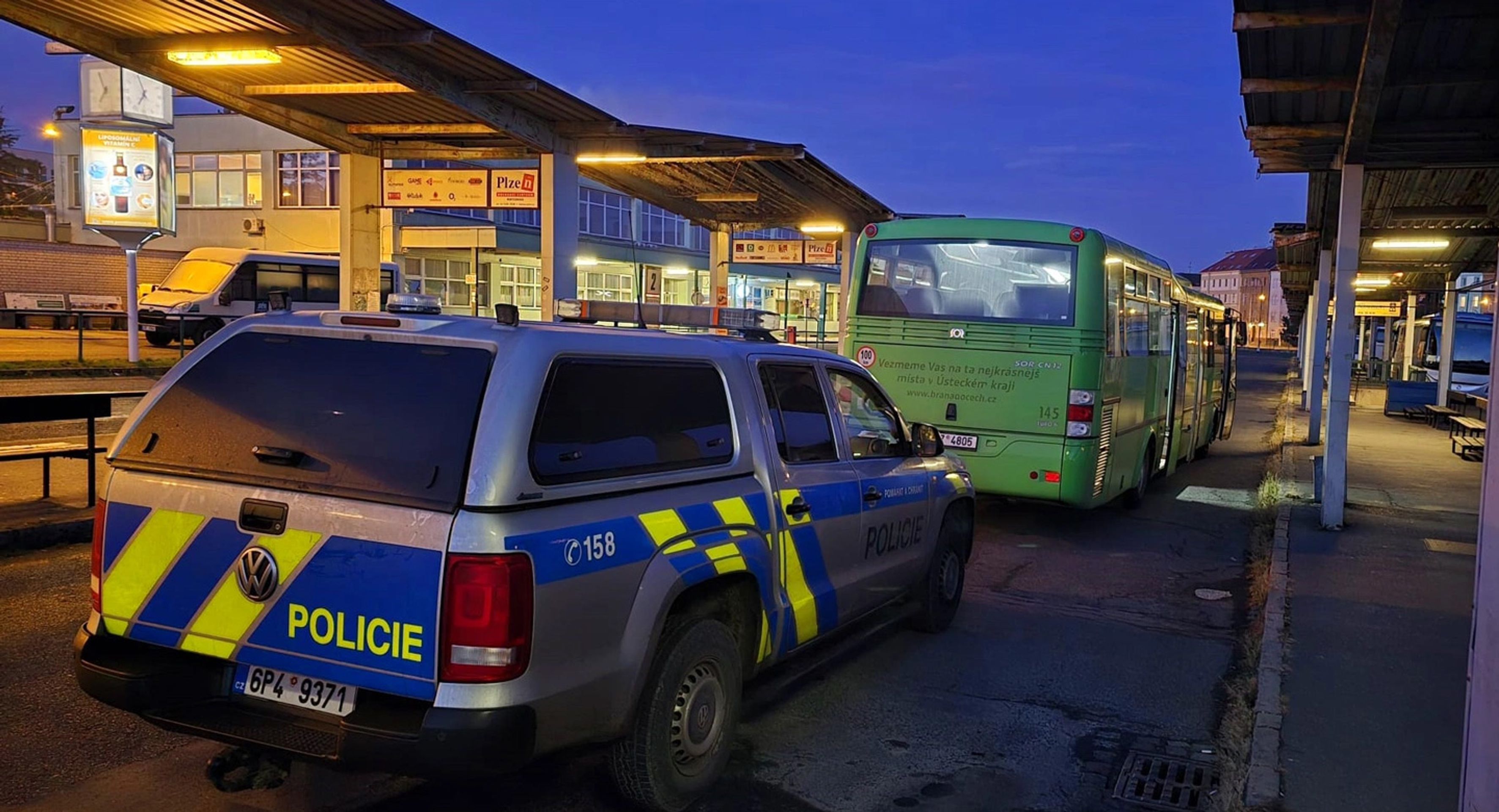Řidič autobusu přivezl do Plzně cestující a pak nadýchal více než dvě promile (3) - Pondělní výjezdy kvůli alkoholu (4/8)