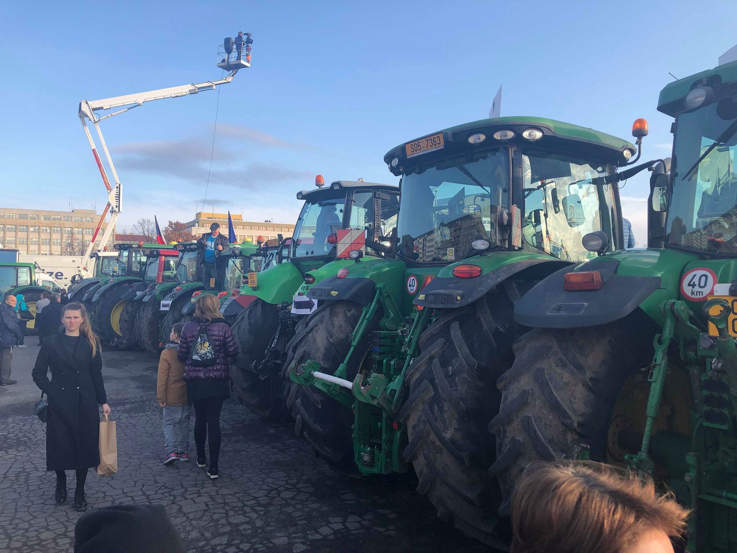 Na Letné protestuje přes 200 tisíc lidí - 4 - GALERIE: Demonstrace na Letné - 16. listopadu (11/14)