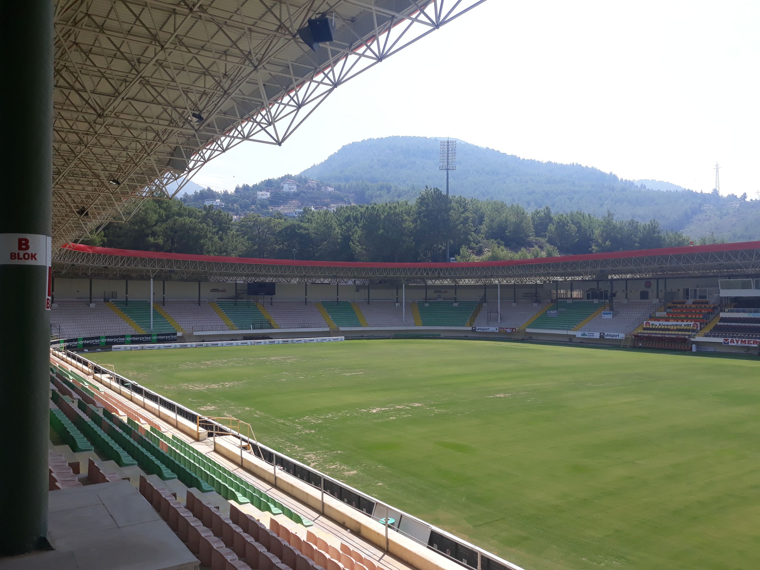 Stadion Alanyasporu je v létě úplně vyklizený - GALERIE: Na Josefa Šurala vzpomínali na stadionu jen pár dní (5/5)