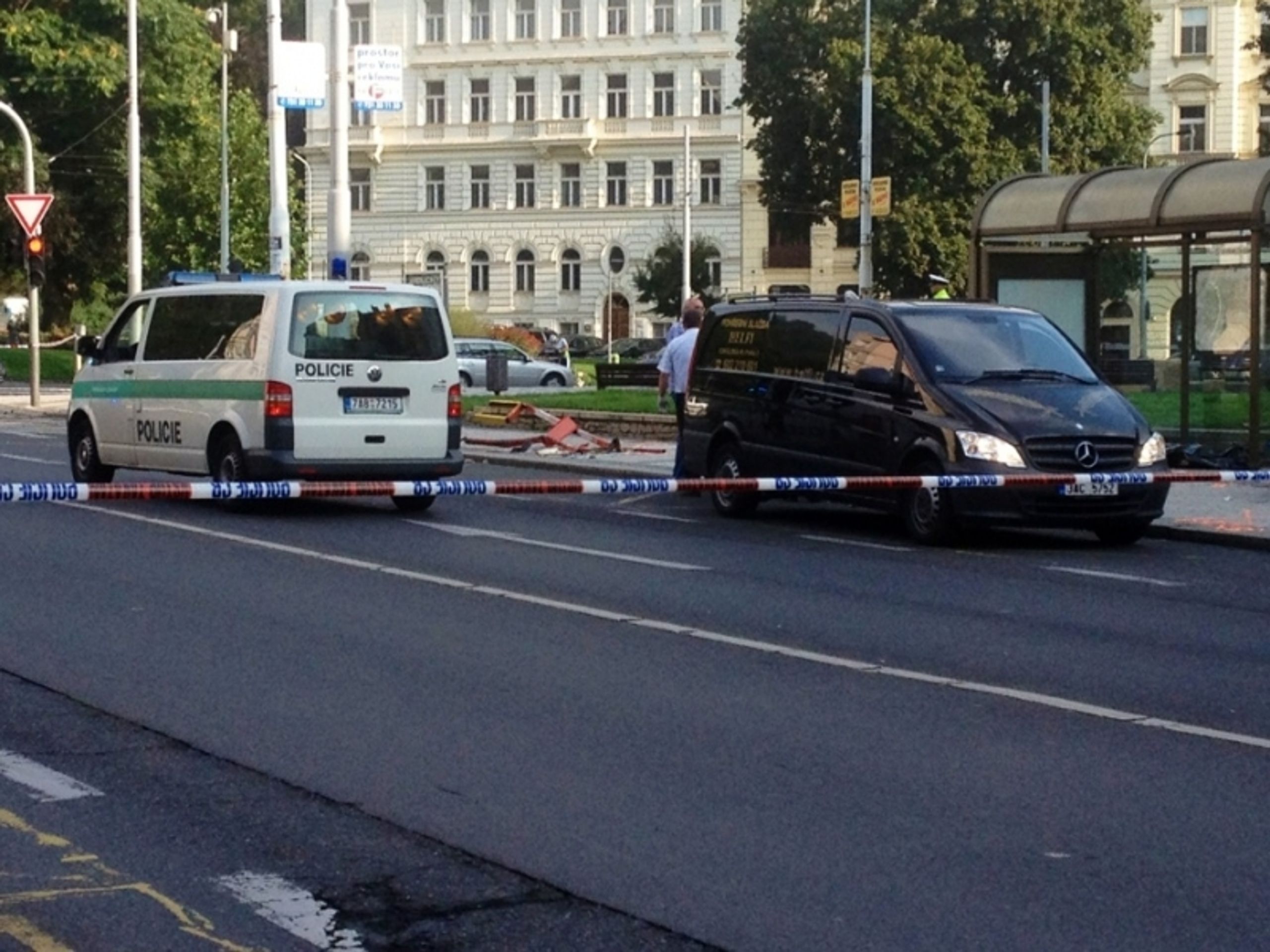 Řidič BMW srazil a zabil mladou ženu na zastávce MHD v Praze - 1 - GALERIE: Nehoda v Praze, při níž řidič BMW srazil a zabil mladou ženu na zastávce MHD (13/13)