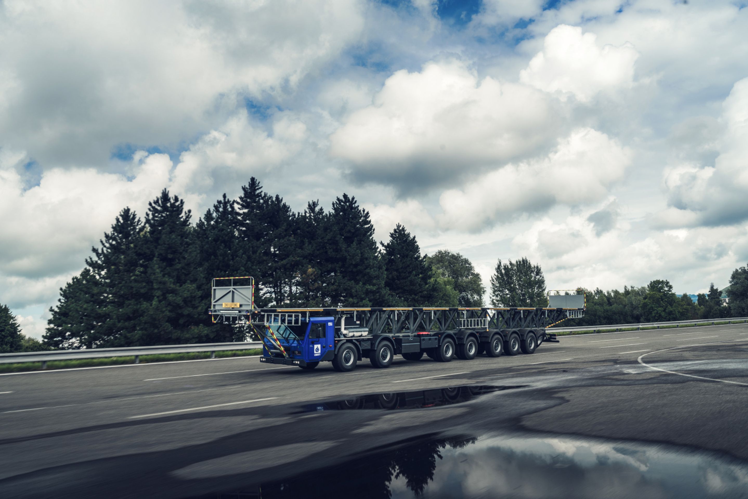 Nejdelší Tatra na světě - Nejdelší Tatra na světě má sedm náprav a měří přes 25 metrů (2/6)