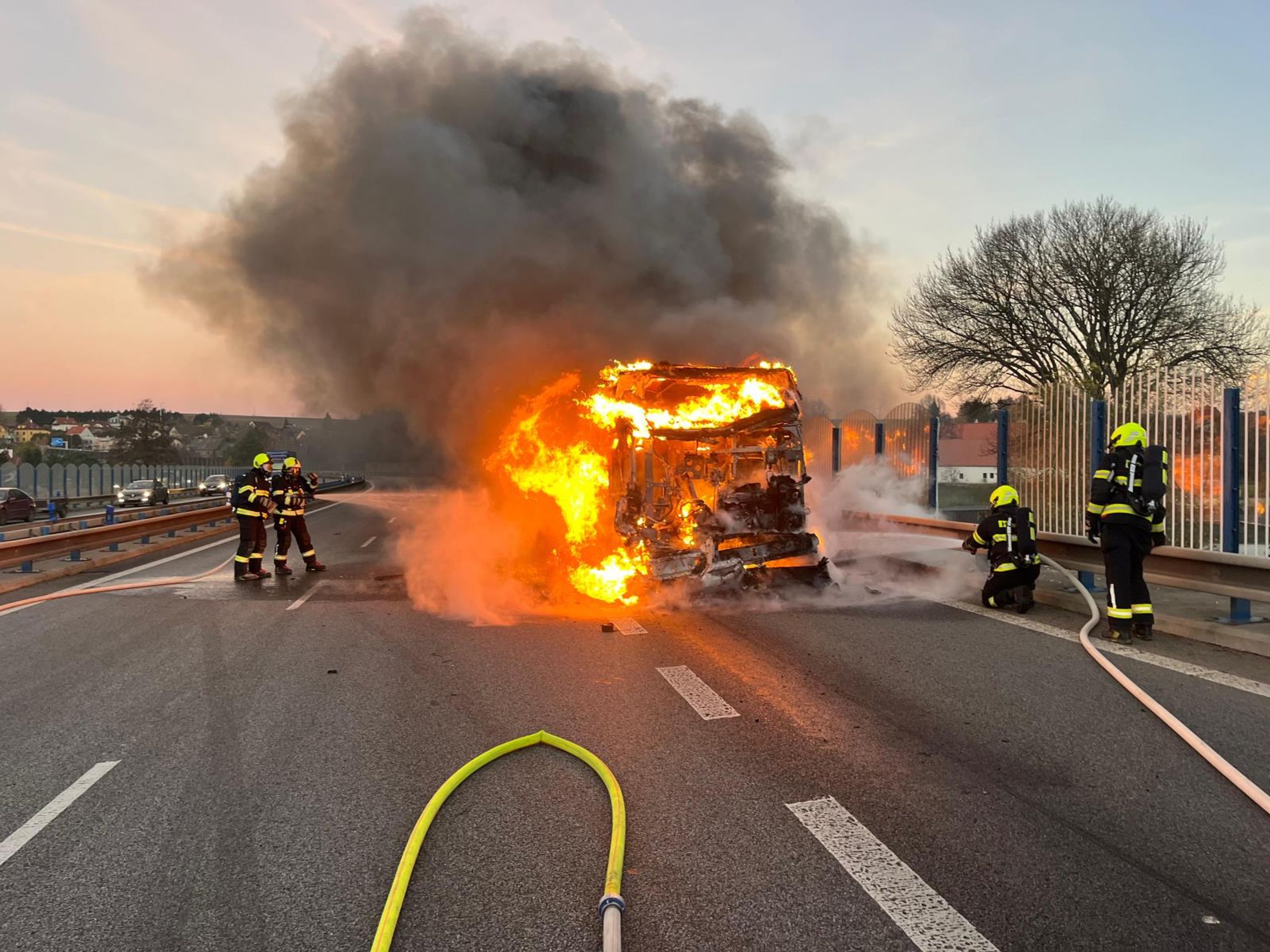 Hořící autobus na silnici I/35 u Chrastavy - Hořící autobus u Chrastavy (1/10)