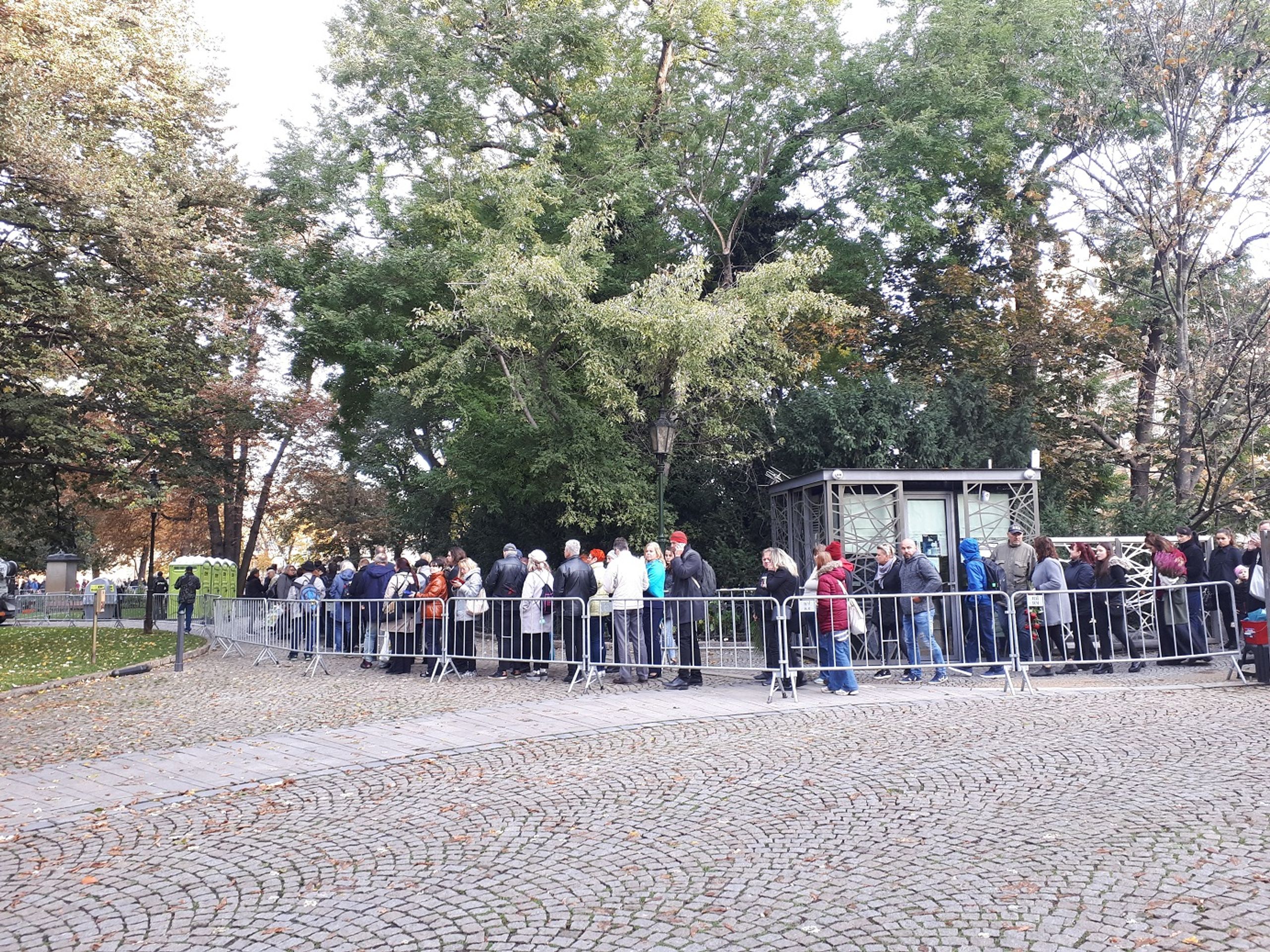 Fronty fanoušků loučících se s Karlem Gottem - GALERIE: Loučení s Karlem Gottem na Slovanském ostrově (16/39)