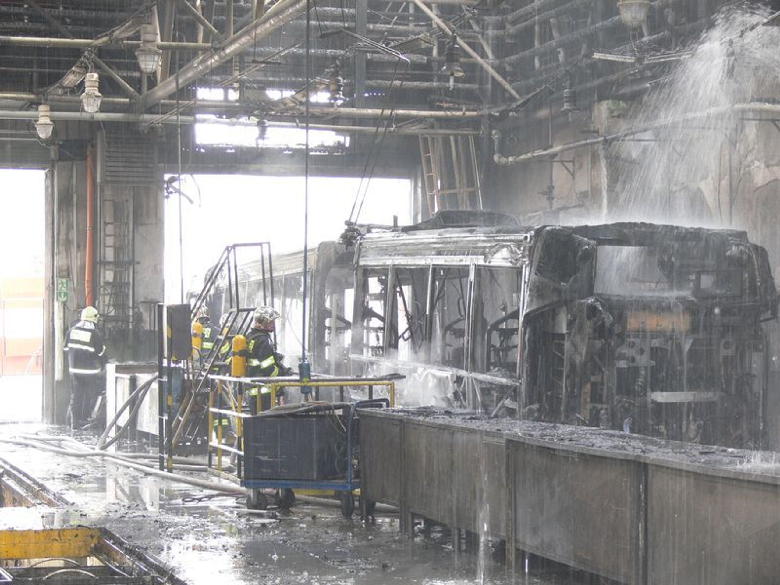 Shořelý autobus dopravního podniku - Fotogalerie - shořelý autobus DPP (3/6)