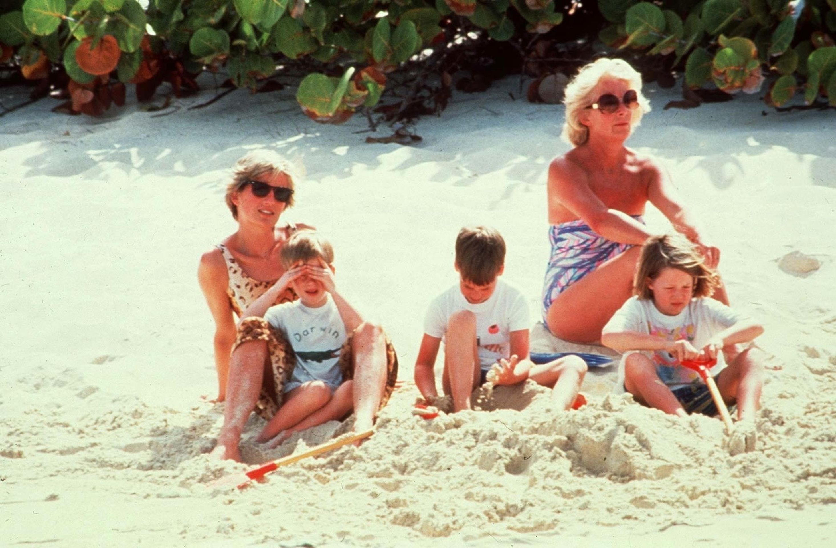 Princezna Diana s princem Harrym, princem Williamem a svou matkou, 15. 6. 1990 - Princezna Diana se svou matkou (2/4)