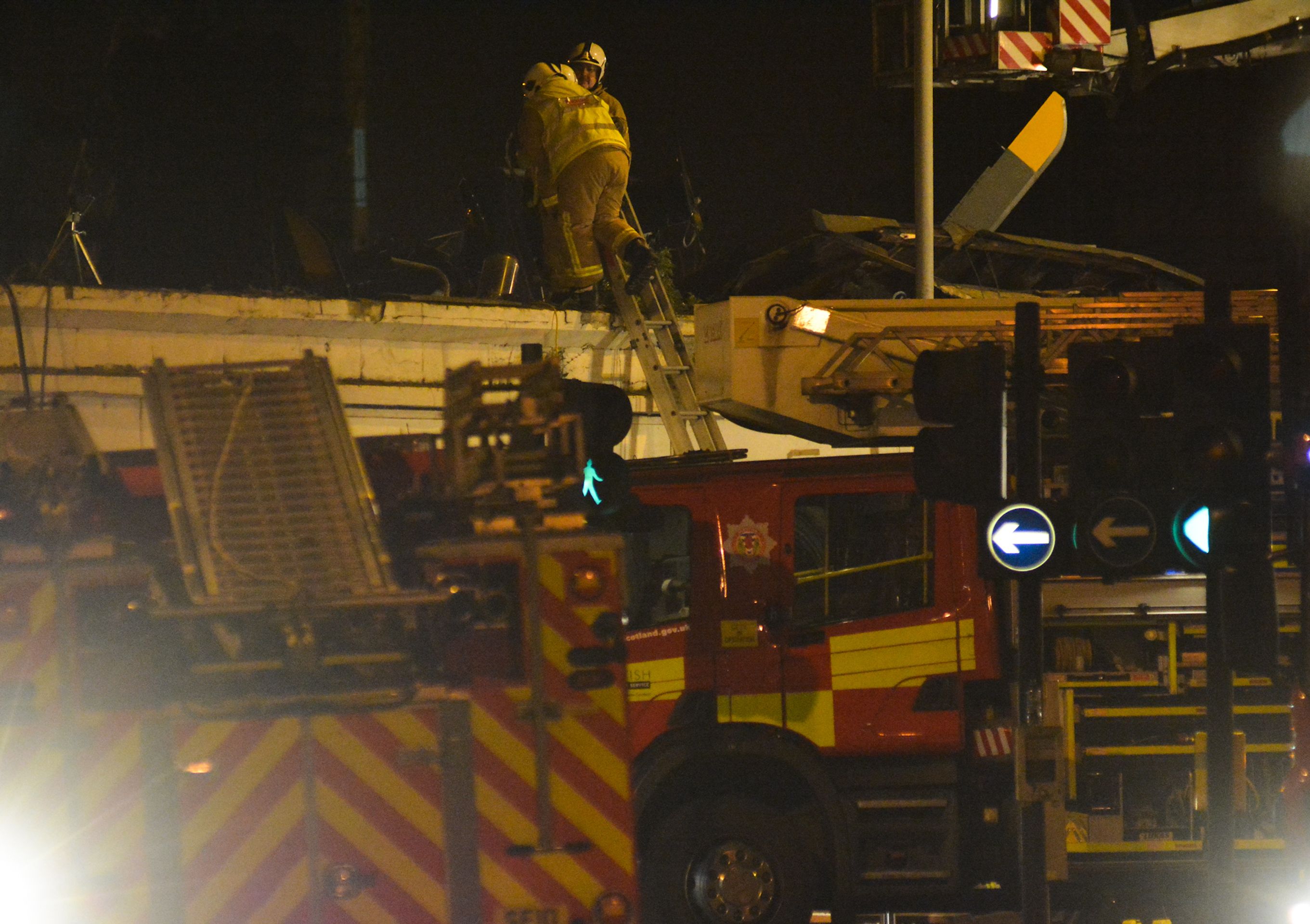 V Glasgow spadl vrtulník - 6 - GALERIE: FOTO z místa hrůzy: Na klub centru města spadl policejní vrtulník! (1/6)