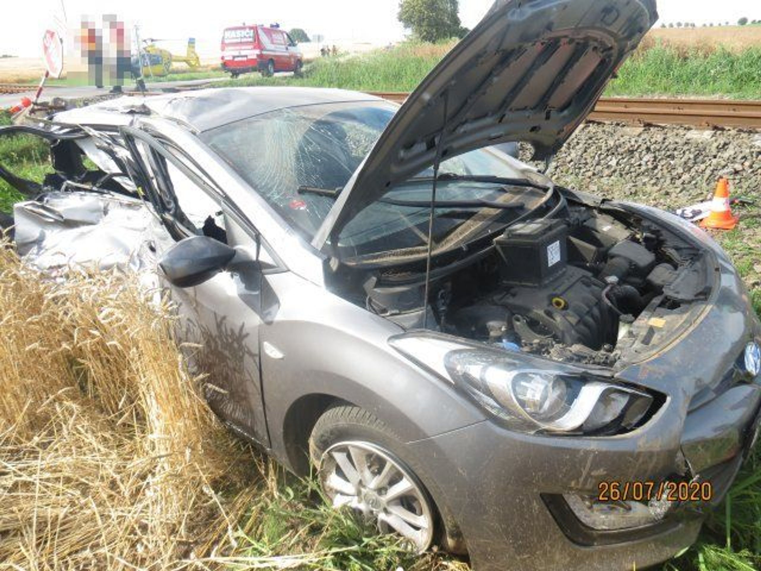 Vlak se opět srazil s osobním autem - 1 - GALERIE: Vlak se opět srazil s osobním vozem (1/4)