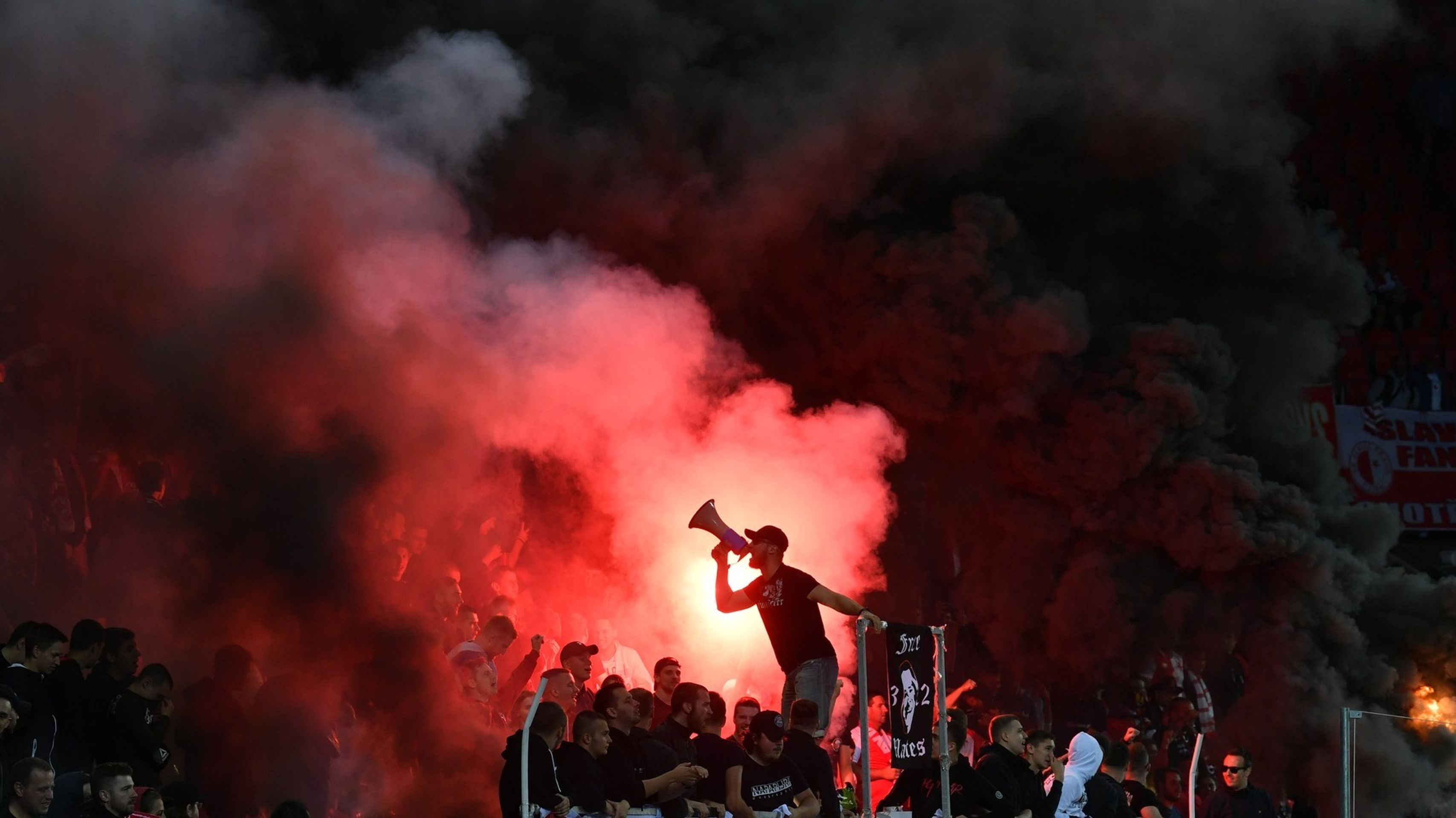 Oslavy titulu fotbalové Slavie - 4 - OBRAZEM: Jak Slavia slavila titul. Fanoušci čekali před stadionem! (4/7)