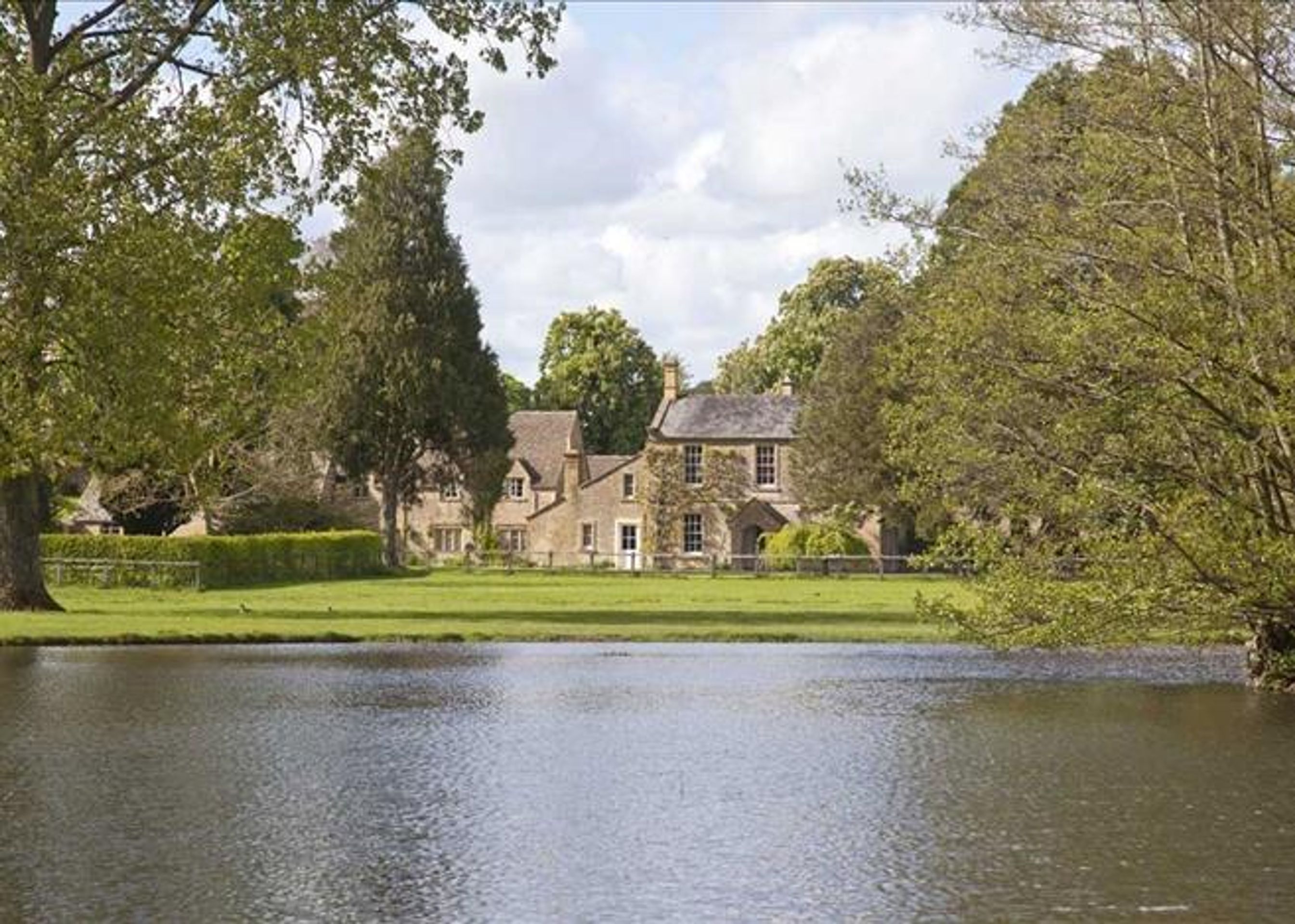 Jezero - Podívejte se, co kupují Beckhamovi: Nejdražší sídlo v Anglii! (10/11)