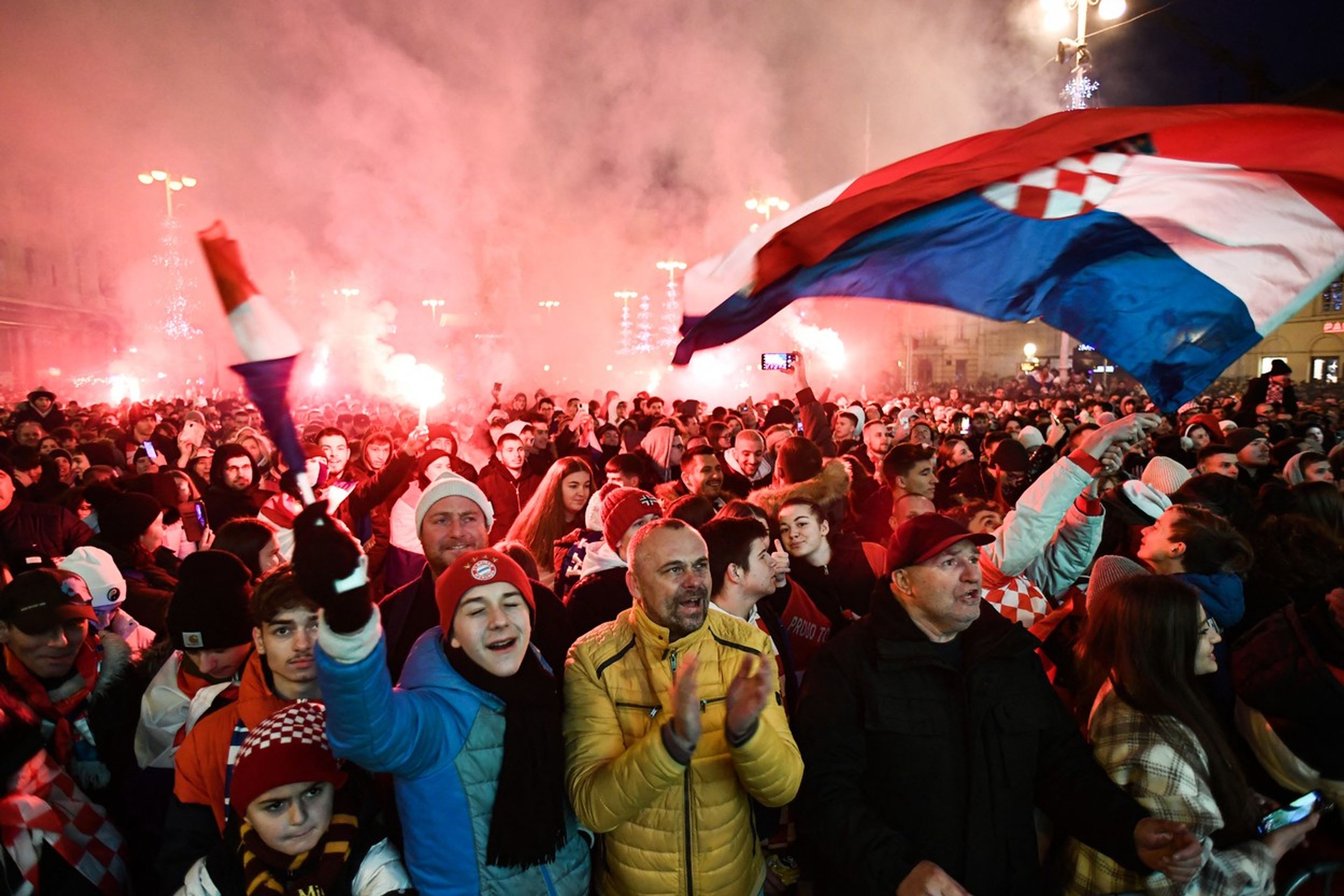 Oslavy chorvatských fanoušků v centru Záhřebu - Chorvatští fanoušci slaví v centru Záhřebu (4/4)