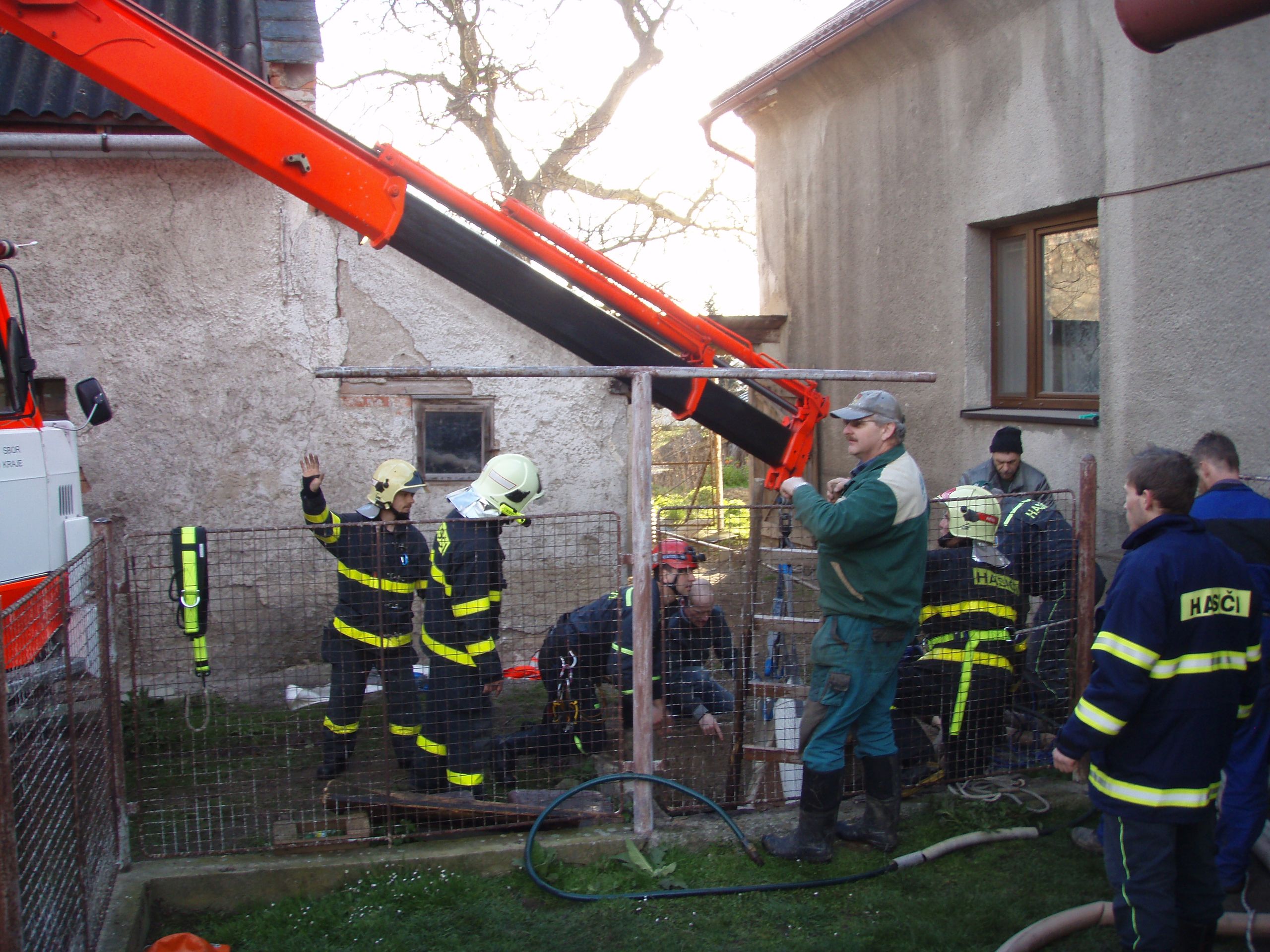 Hasiči zachránili koně z hluboké studny - GALERIE: Hasiči zachránili koně z hluboké studny (4/4)