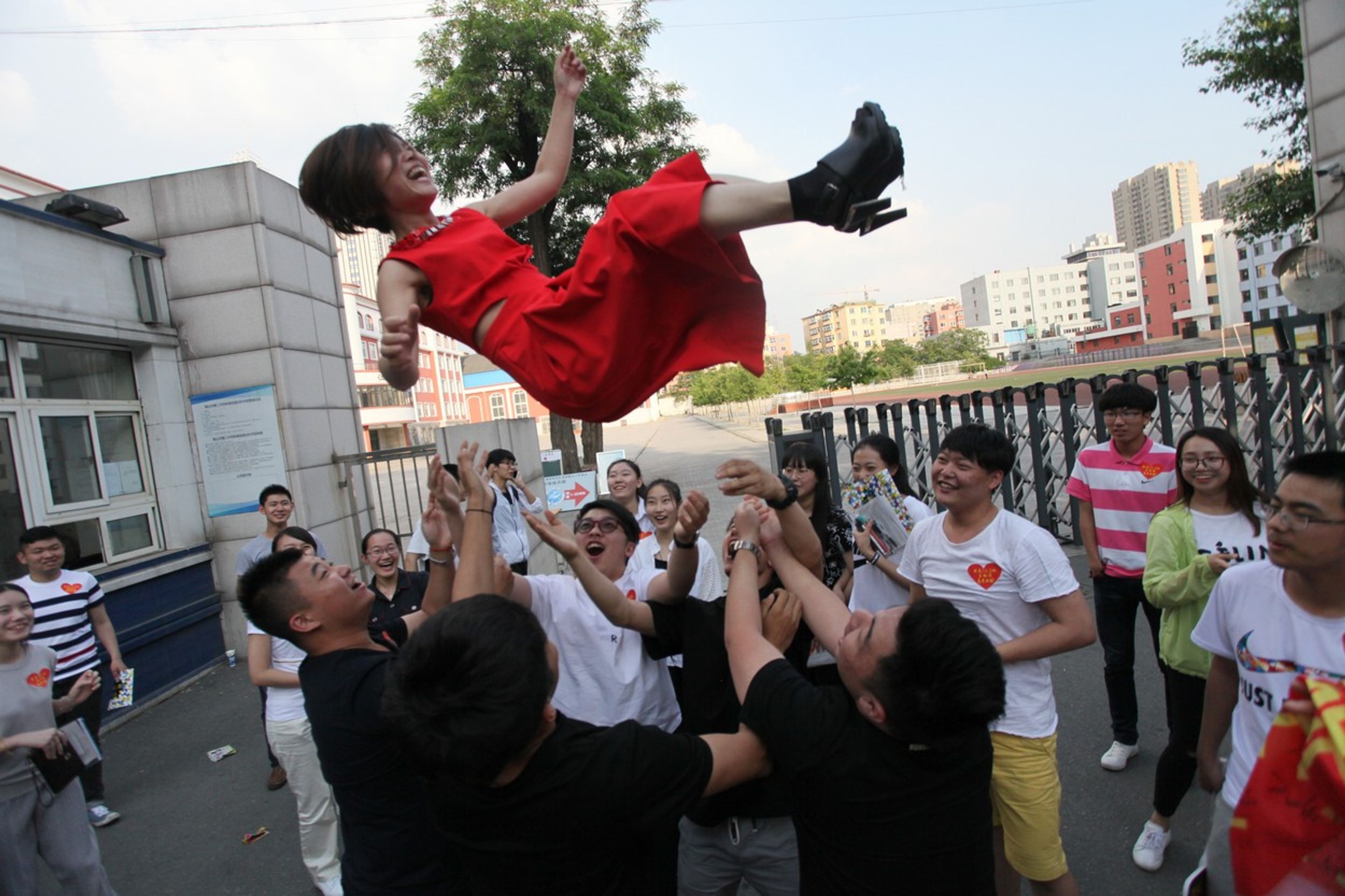 Test GaoKao - oslava studentů po splnění testu - GALERIE: GaoKao, přijímací test na vysokou školu v Číně (4/7)