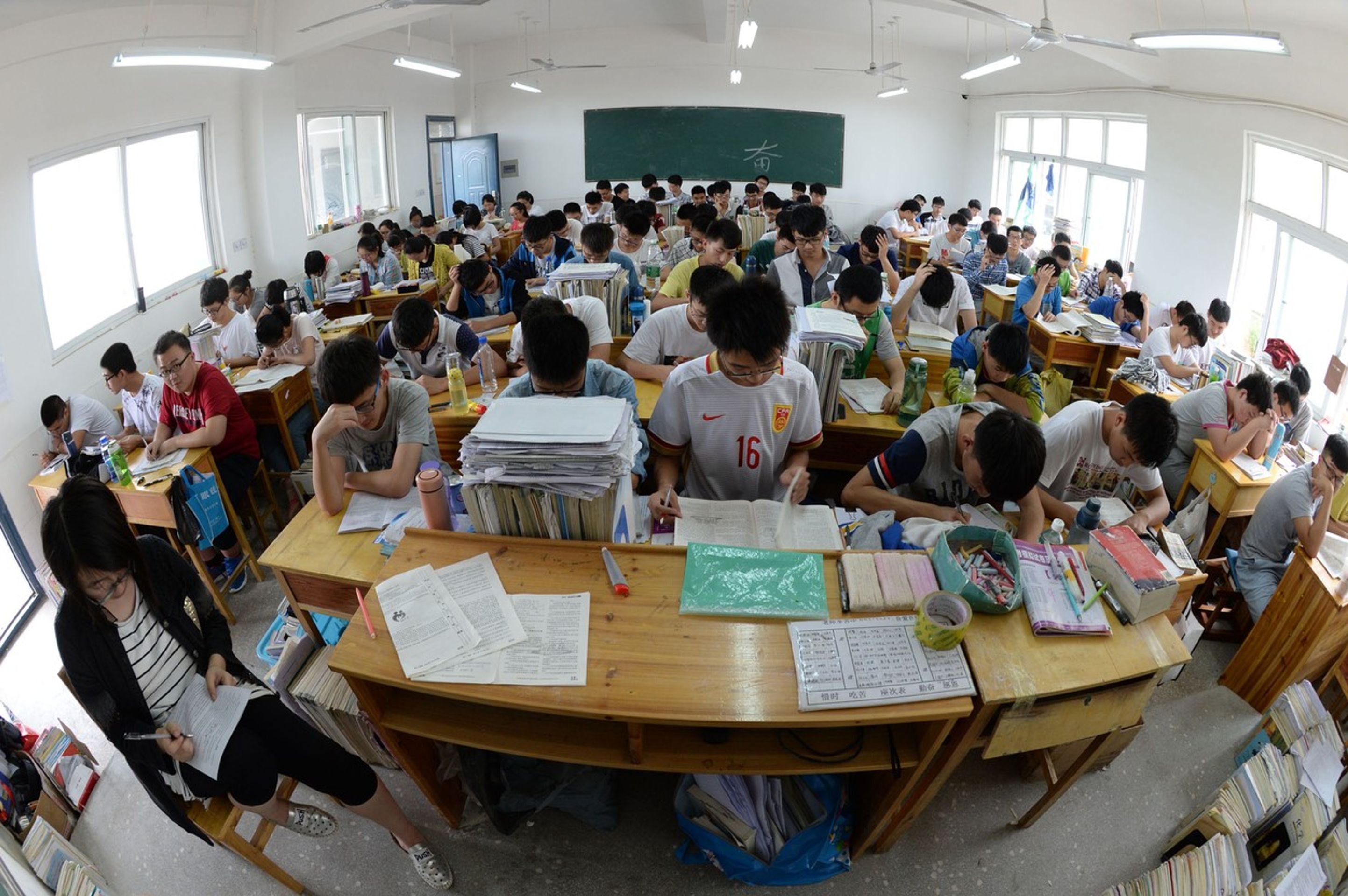 Test GaoKao - studenti ve třídě - GALERIE: GaoKao, přijímací test na vysokou školu v Číně (7/7)