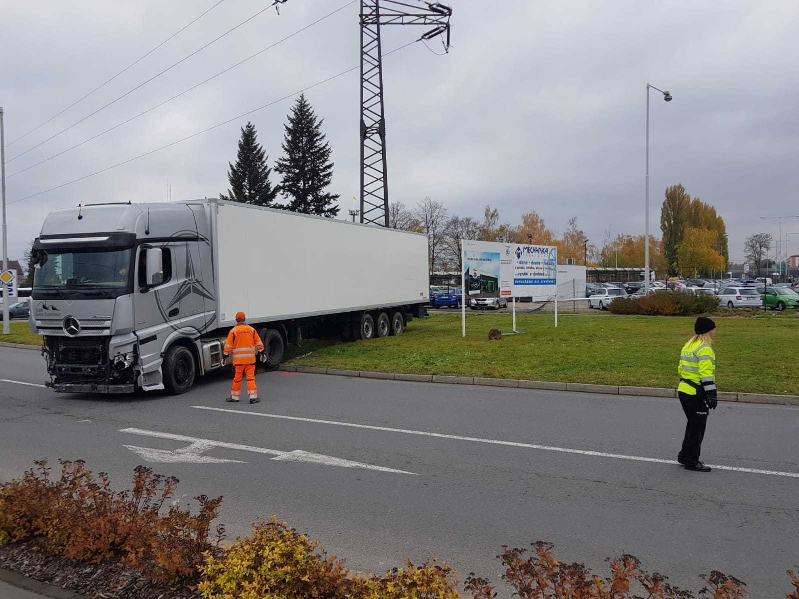 Nákladní auto vjelo do autobazaru, kde nabouralo několik aut - 5 - GALERIE: Nákladní auto vjelo do autobazaru, kde nabouralo několik aut (5/17)