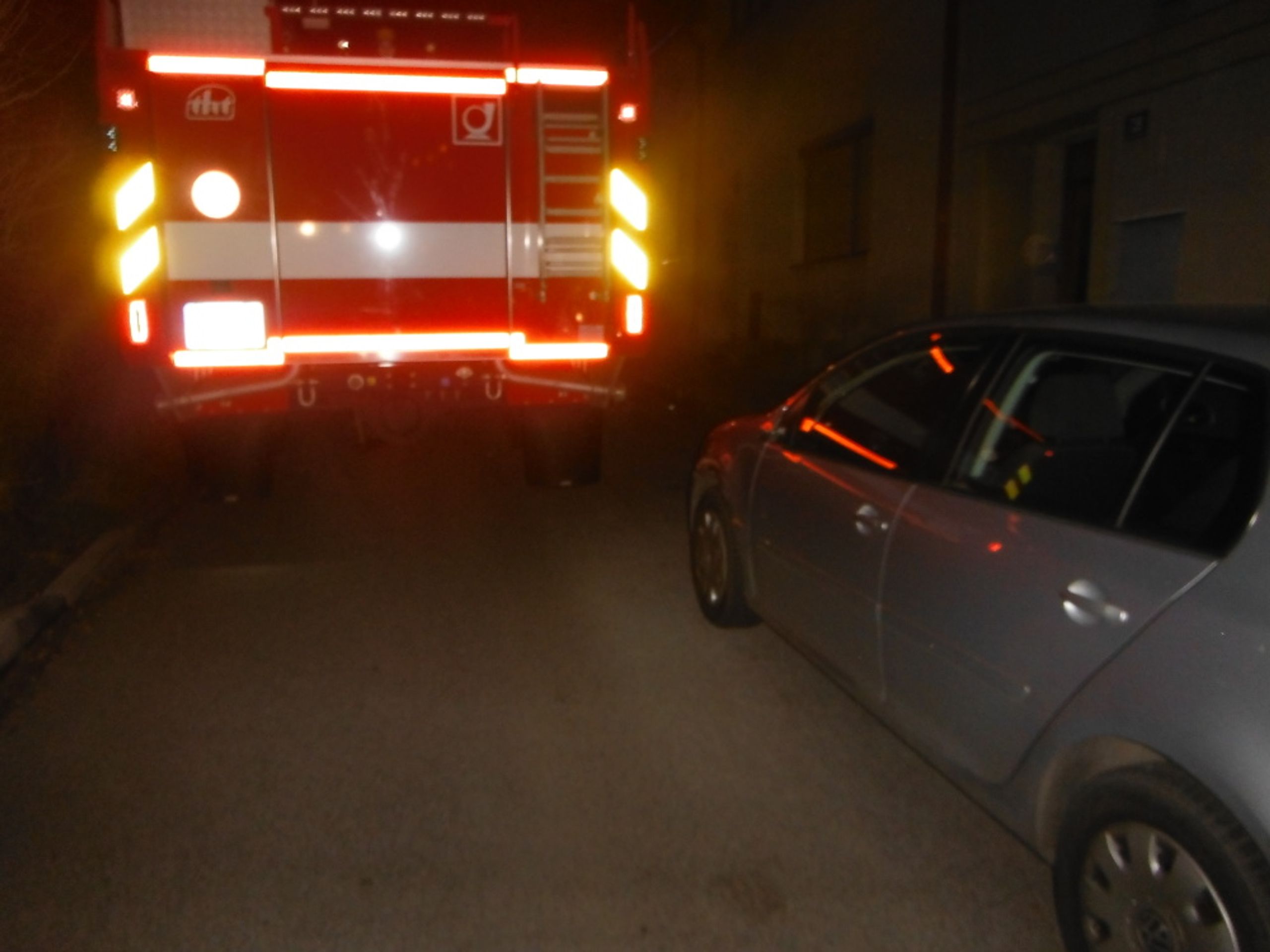 Náročná cesta k požáru - Fotogalerie: Hasiči ničili auta cestou k požáru, nemohli projet (3/5)