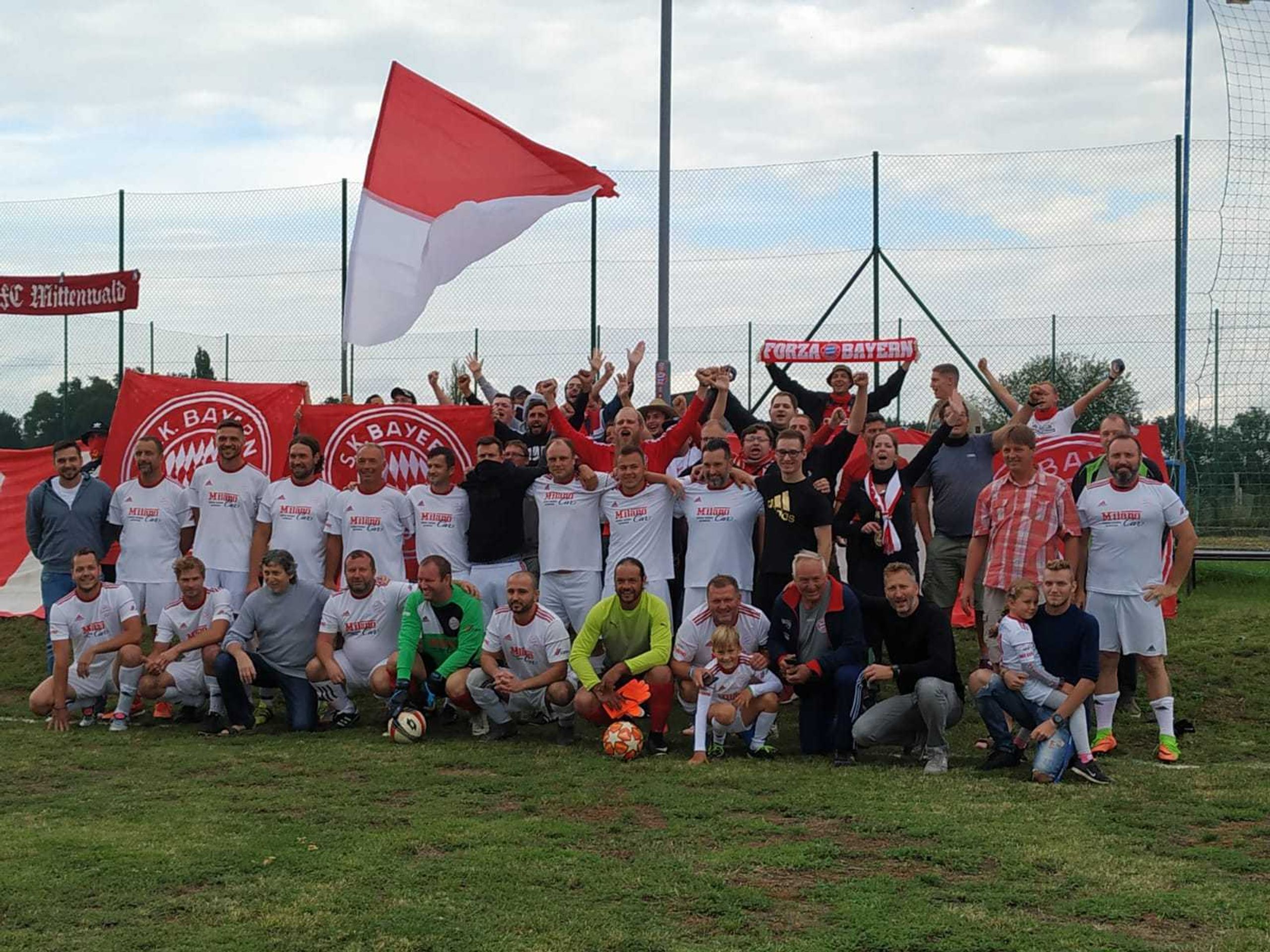 Do Křepic přijeli fanoušci Bayernu Mnichov podpořit domácí Bayern - 4 - GALERIE: Když do Křepic přijeli fanoušci Bayernu Mnichov (7/10)