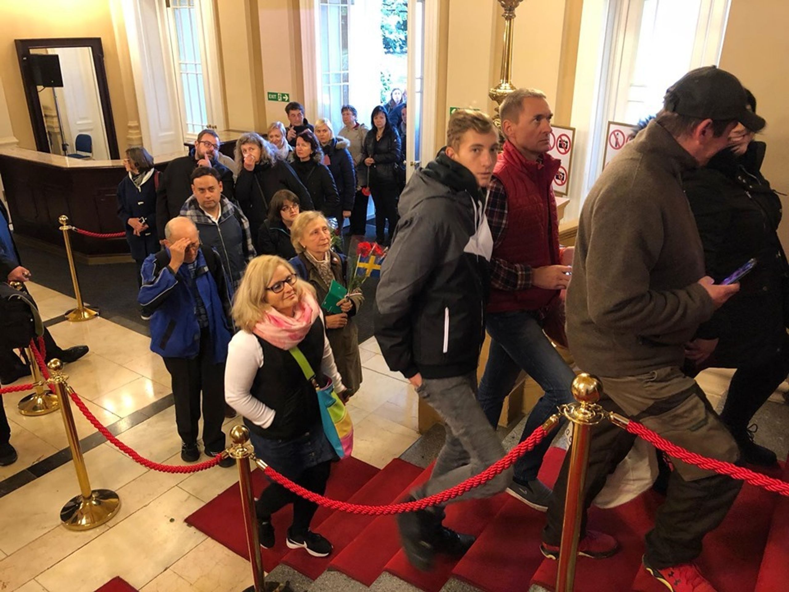 Lidé se loučí v Žofínském paláci s Karlem Gottem - 16 - GALERIE: Loučení s Karlem Gottem na Slovanském ostrově (32/39)