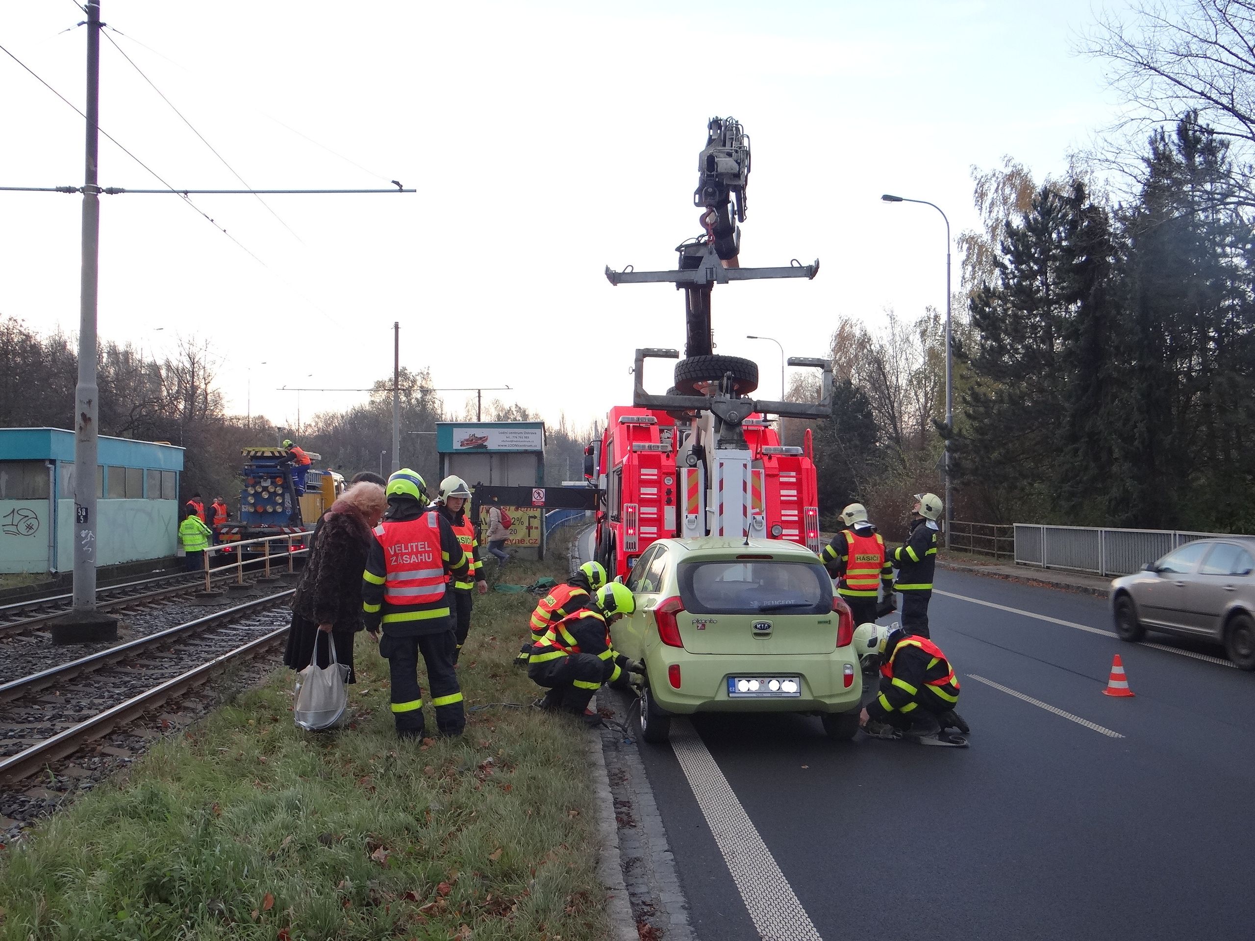 Hasiči vyprošťovali auto z tramvajových kolejí - 7 - Galerie: Hasiči vyprošťovali auto z tramvajových kolejí (8/13)