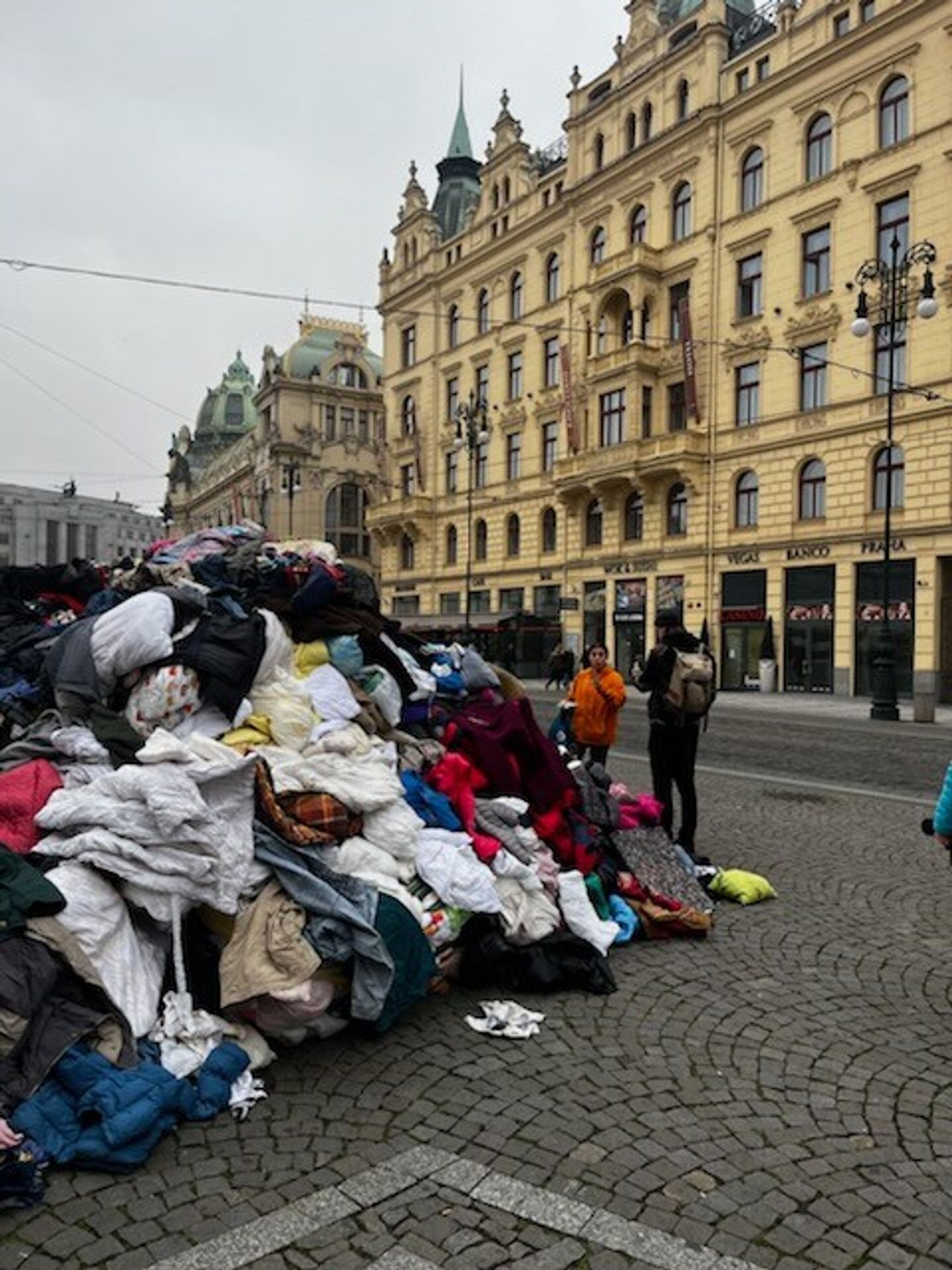 Hromada oblečení na Náměstí Republiky (1) - Hromada oblečení na Náměstí Republiky (2/3)