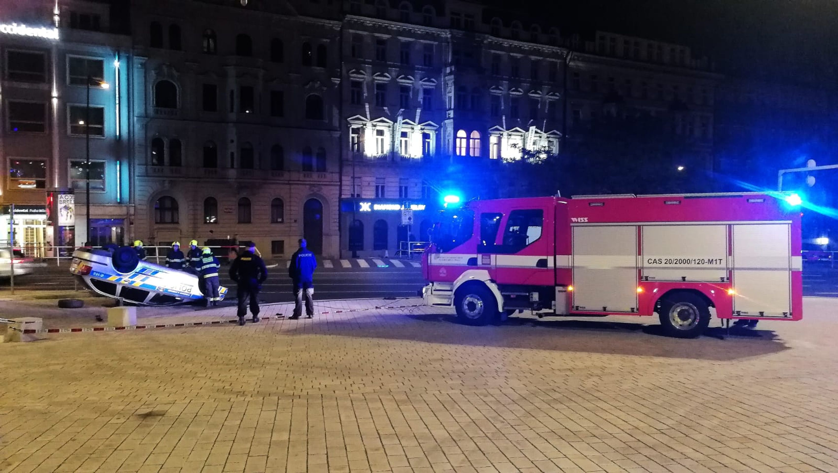 Policejní auto skončilo na střeše - 3 - GALERIE: Policisté havarovali při pronásledování motorkáře (4/4)