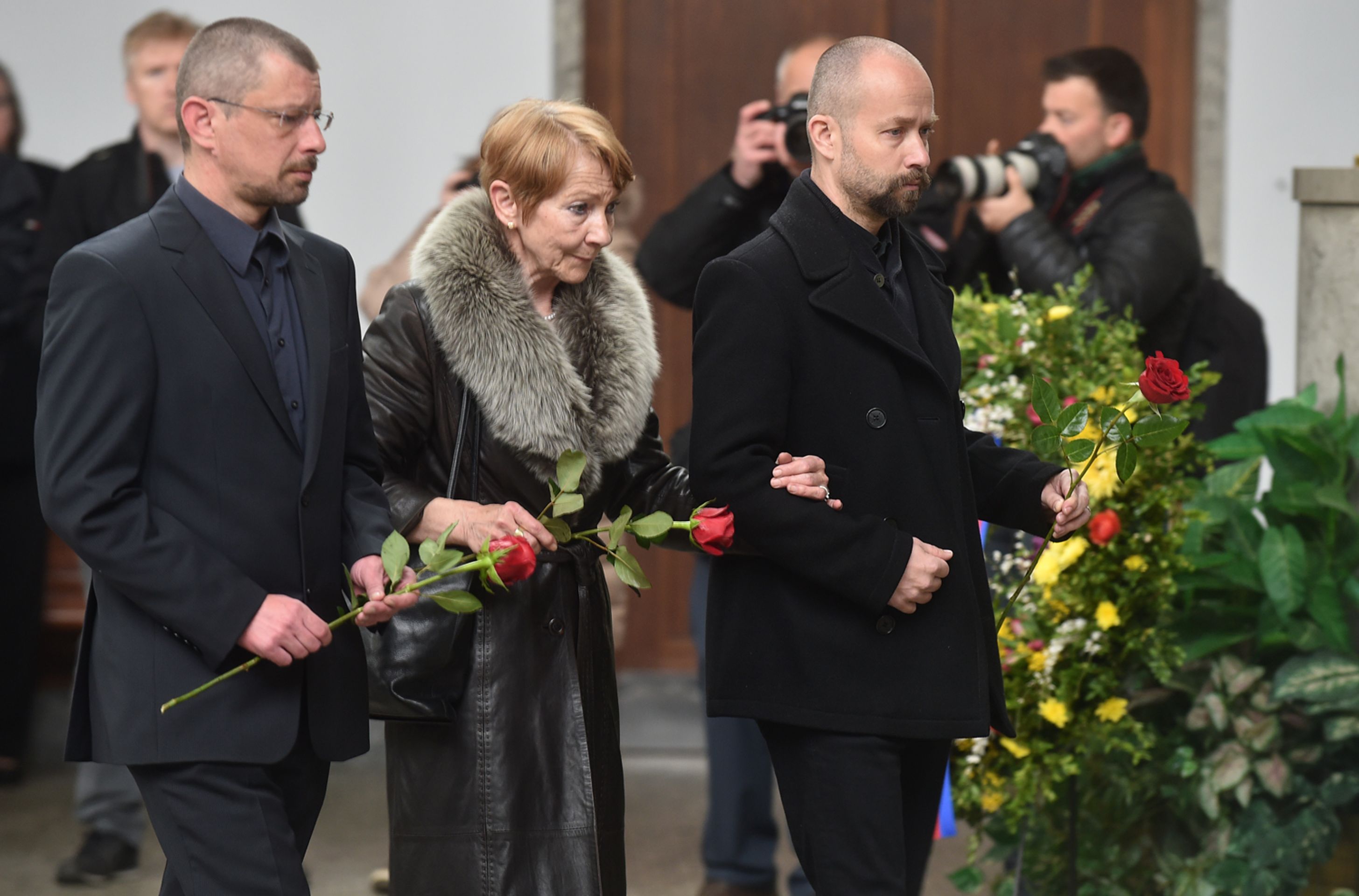 Rozloučení s Jiřím Ornestem - Daniela Kolářová se syny - GALERIE: Rozloučení s Jiřím Ornestem (29/39)