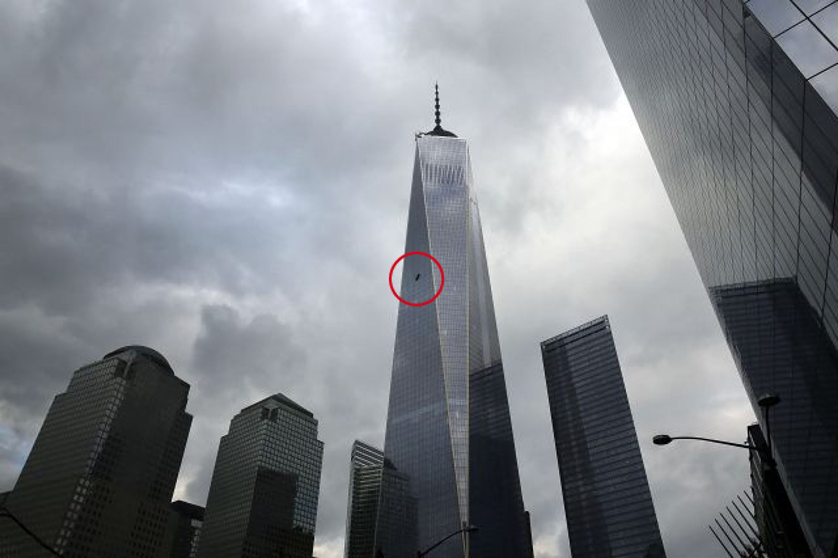 Na mrakodrapu World Trade Center uvízli myči oken - 1 - GALERIE: Na mrakodrapu World Trade Center uvízli myči oken (1/6)