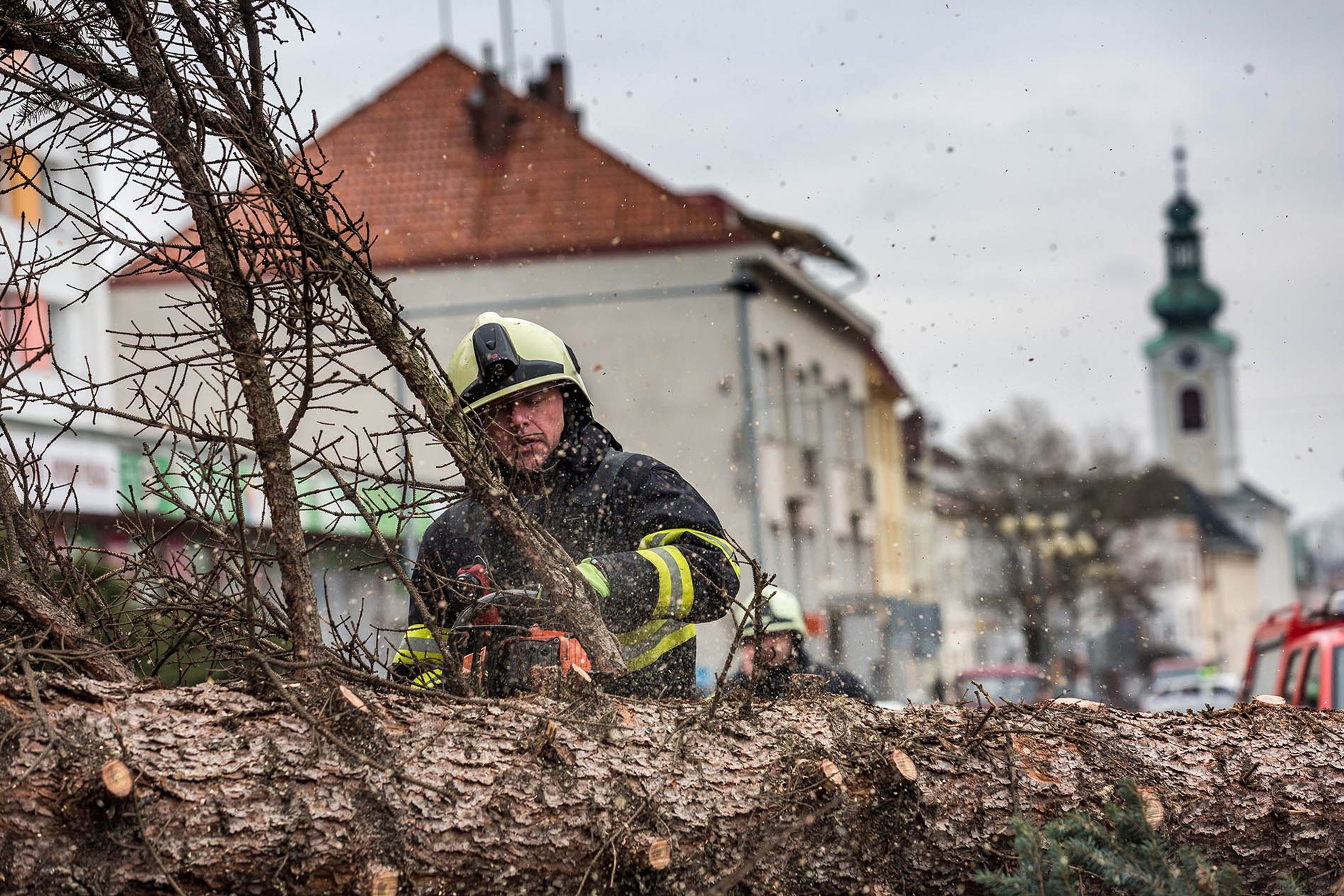 Likvidace popadaných stromů v Novém Městě nad Metují - GALERIE: Hasiči likvidují vyvrácené stromy v Novém Městě nad Metují (4/4)